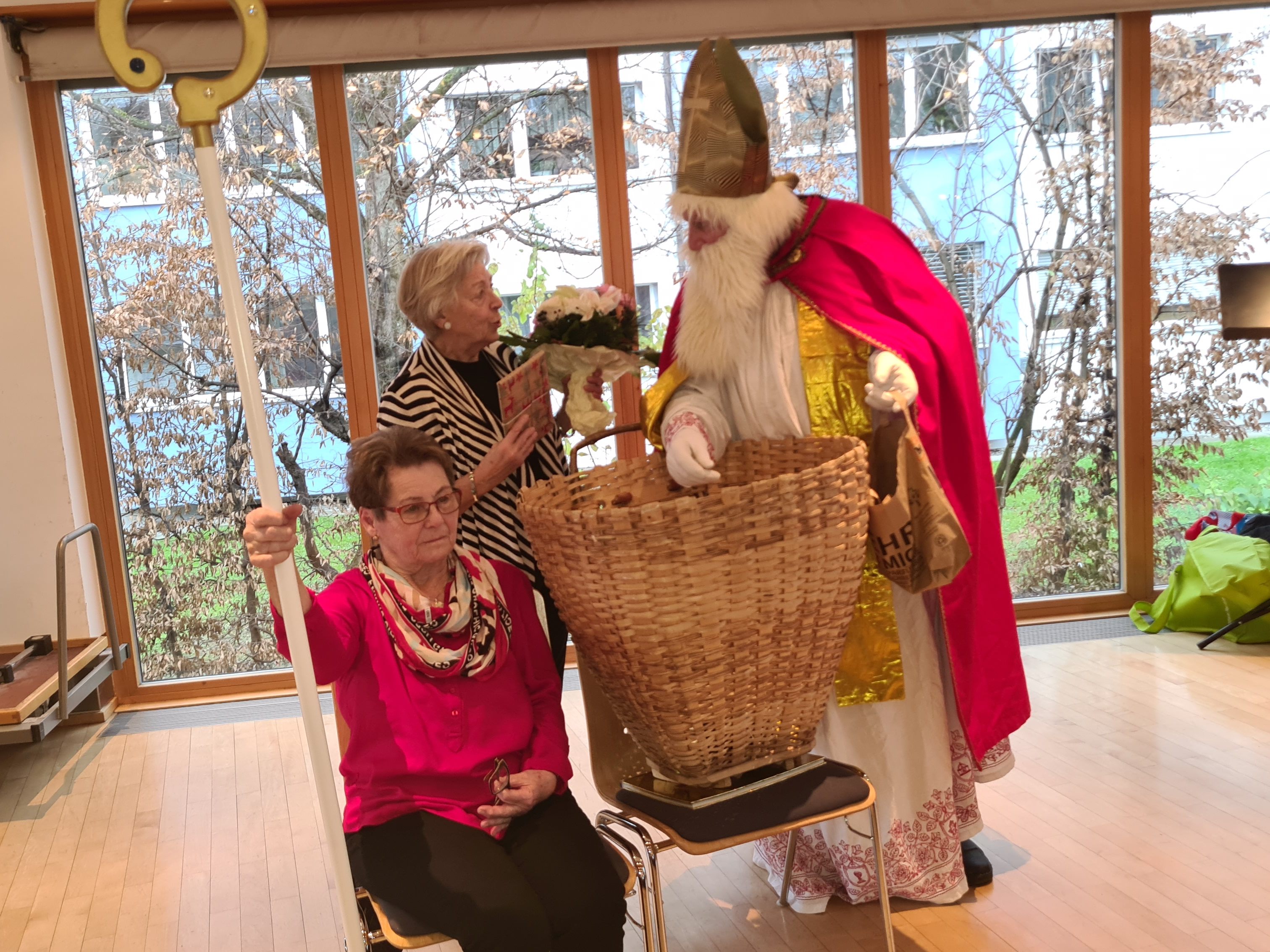 Der Hl. Nikolaus beschenkt die Senioren.