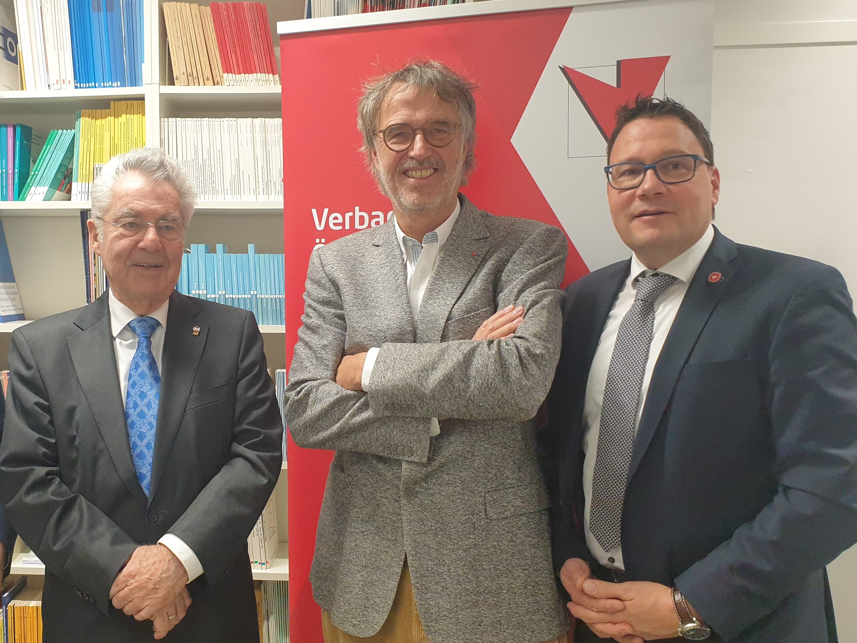 Der neu gewählte stellvertretende Vorstandsvorsitzende des Verbandes der Österreichischen Volkshochschulen, Mag. Stefan Fischnaller (rechts) gemeinsam mit dem Präsidenten, Dr. Heinz Fischer (links) sowie dem Vorstandsvorsitzenden, Dr. Gerwin Müller (Mitte). Der neu gewählte stellvertretende Vorstandsvorsitzende des Verbandes der Österreichischen Volkshochschulen, Mag. Stefan Fischnaller (rechts) gemeinsam mit dem Präsidenten, Dr. Heinz Fischer (links) sowie dem Vorstandsvorsitzenden, Dr. Gerwin Müller (Mitte).