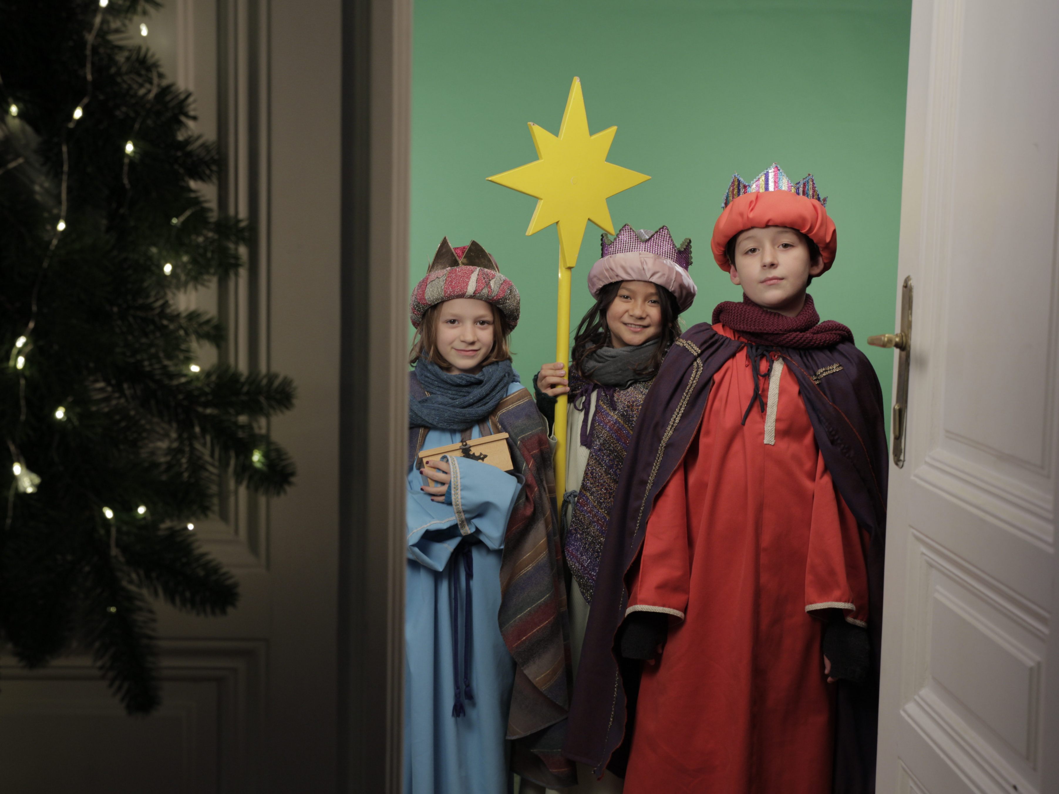 85.000 Sternsingerinnen und Sternsinger sind 2023 als die Heiligen drei Könige in Österreich unterwegs um den Segen zu bringen. 85.000 Sternsingerinnen und Sternsinger sind 2023 als die Heiligen drei Könige in Österreich unterwegs um den Segen zu bringen.