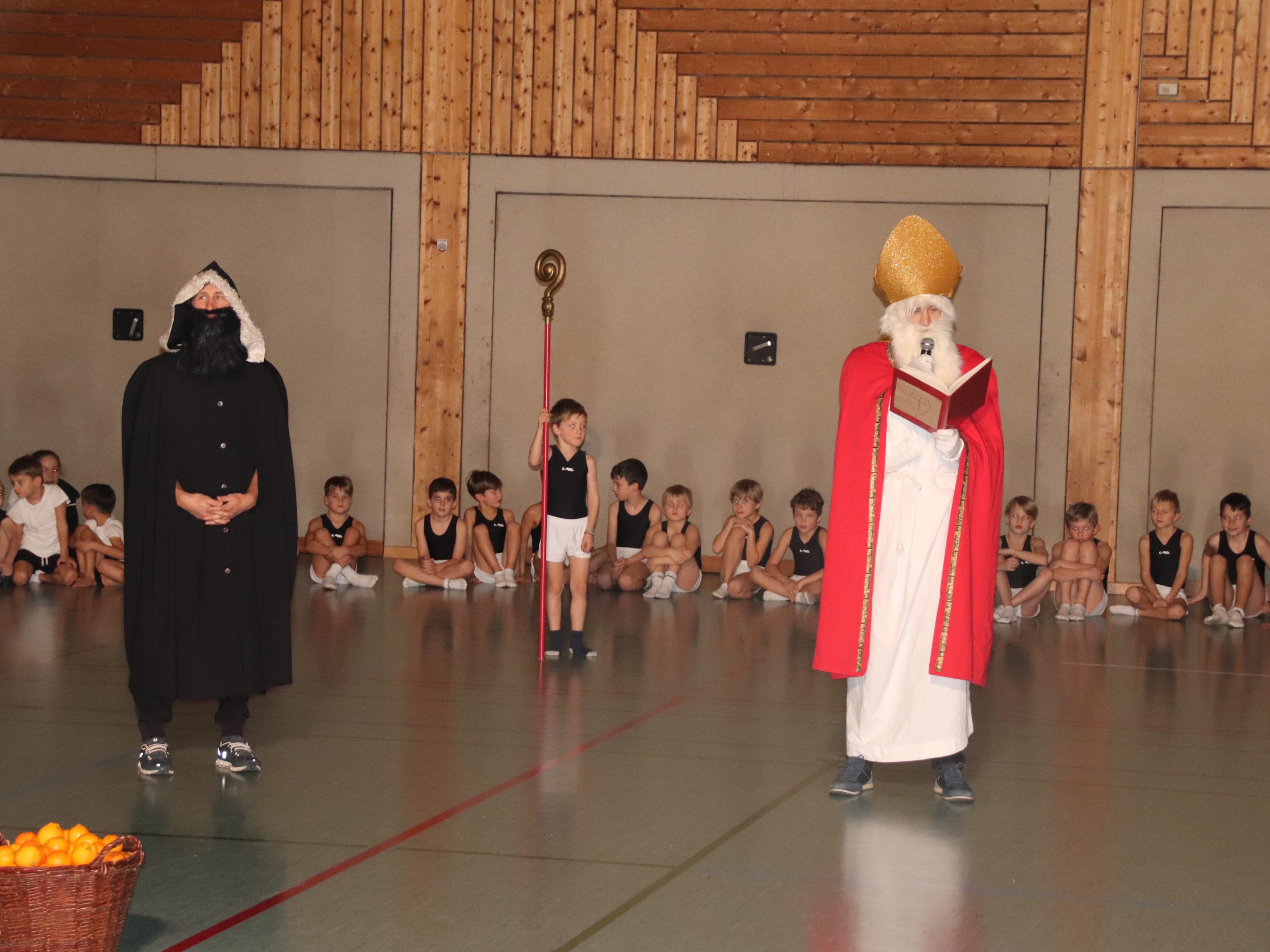 Der Nikolaus stattete Wolfurts Turner/innen einen Besuch ab. Der Nikolaus stattete Wolfurts Turner/innen einen Besuch ab.