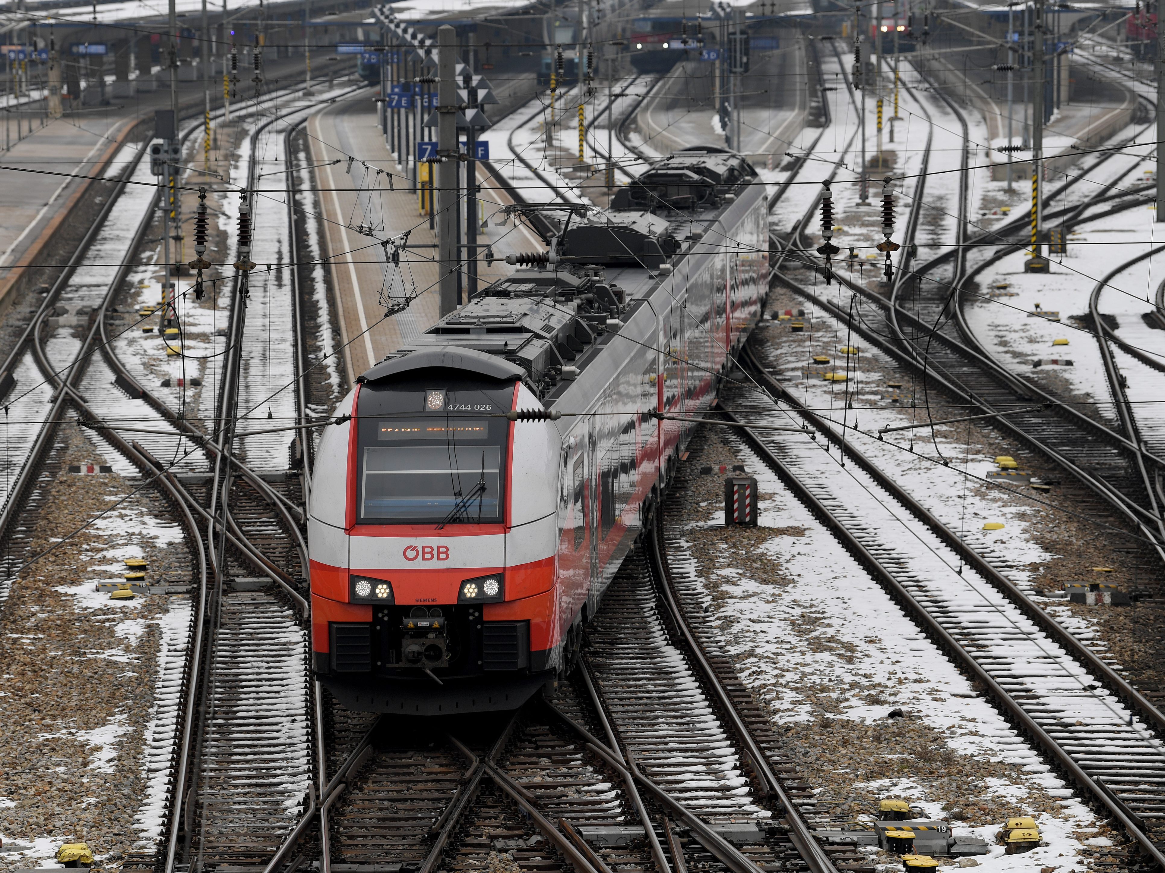 Laut der ÖBB ist der Reiseverkehr zur Weihnachten planmäßig angelaufen. Laut der ÖBB ist der Reiseverkehr zur Weihnachten planmäßig angelaufen.