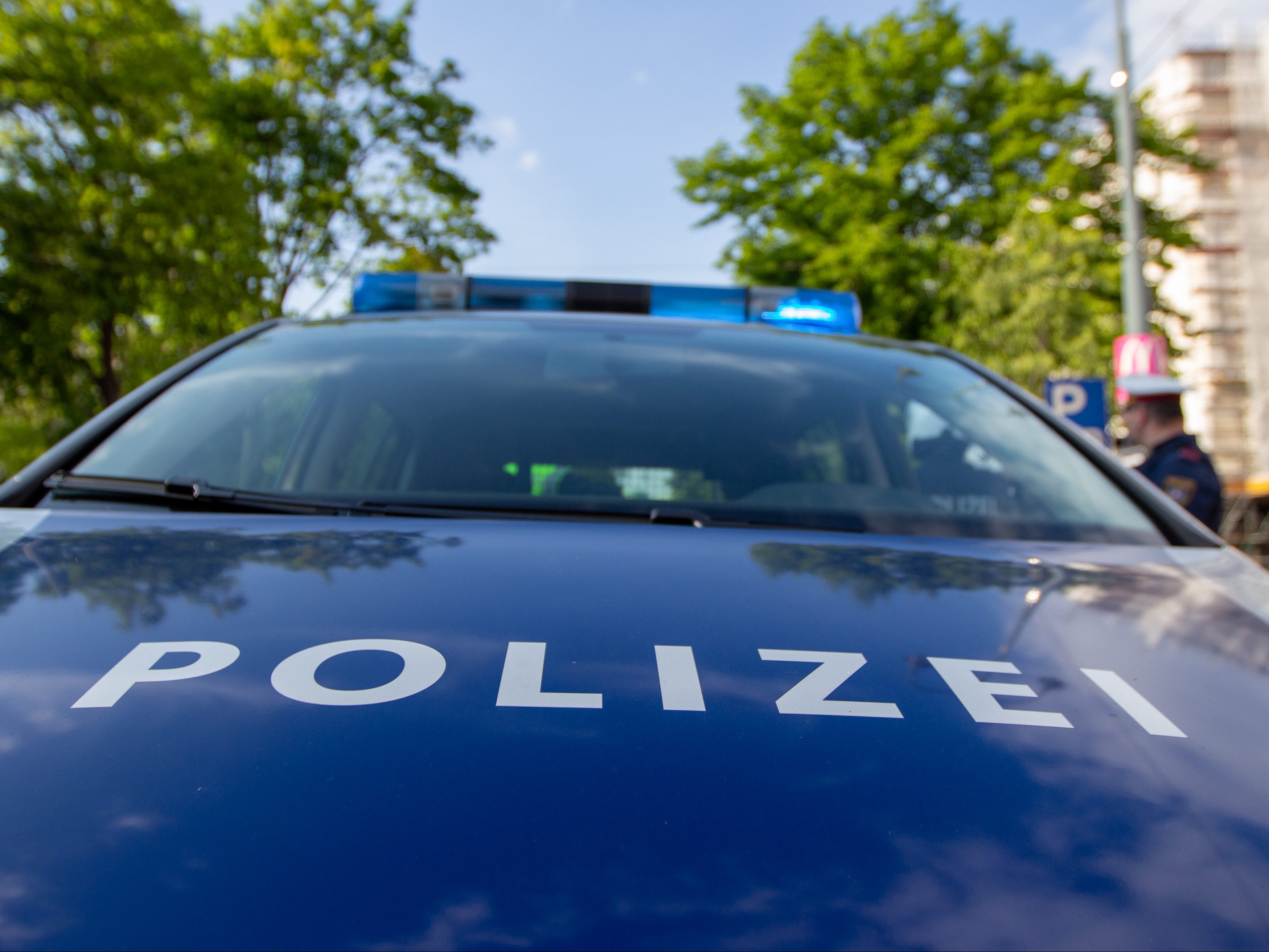 Am Montag versuchte ein mit einem Messer bewaffneter Mann in eine Wohnung in Wien-Meidling einzubrechen. Am Montag versuchte ein mit einem Messer bewaffneter Mann in eine Wohnung in Wien-Meidling einzubrechen.