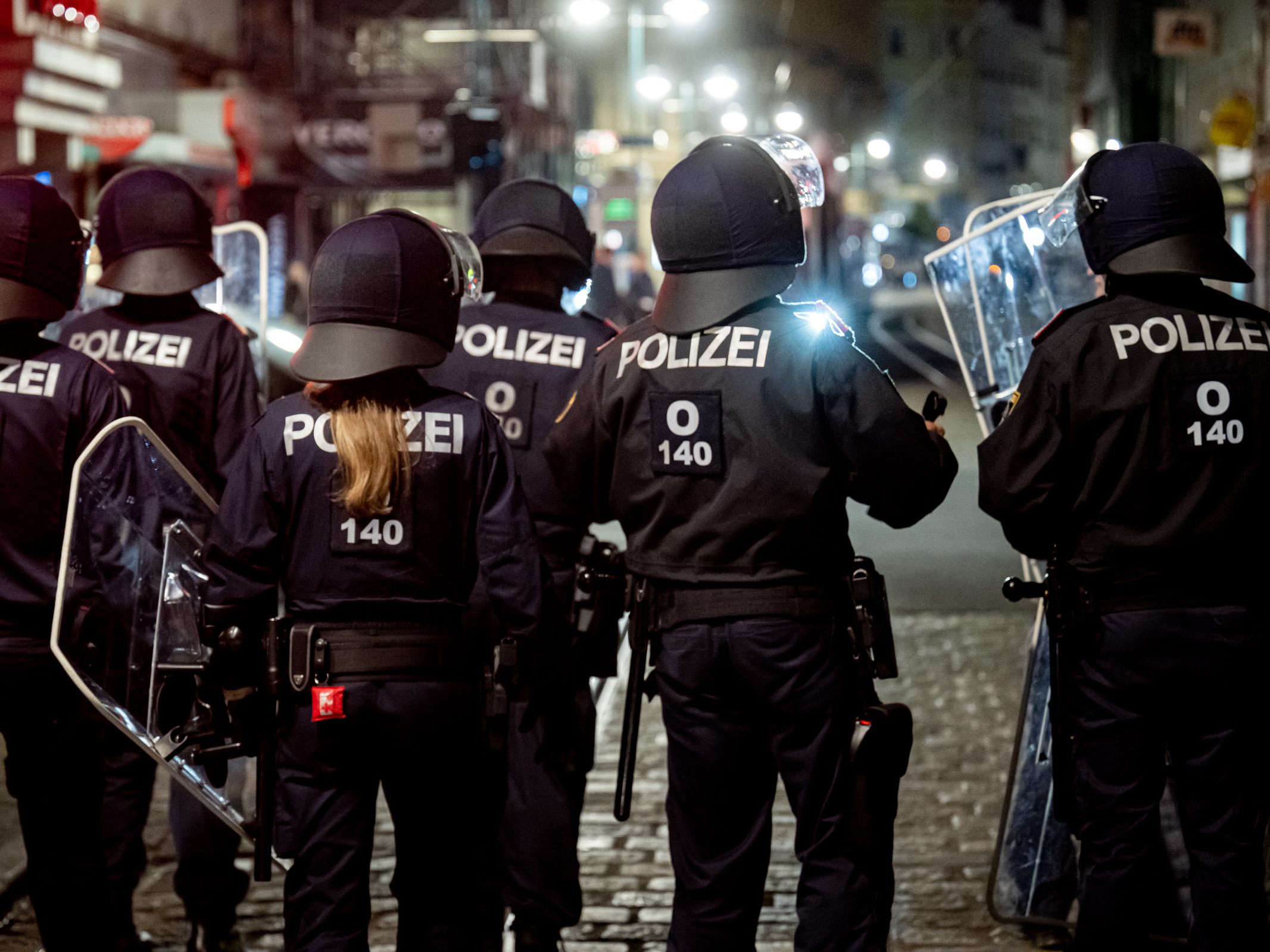 Zwei Festnahmen nach Halloween-Ausschreitungen in Linz. Zwei Festnahmen nach Halloween-Ausschreitungen in Linz.