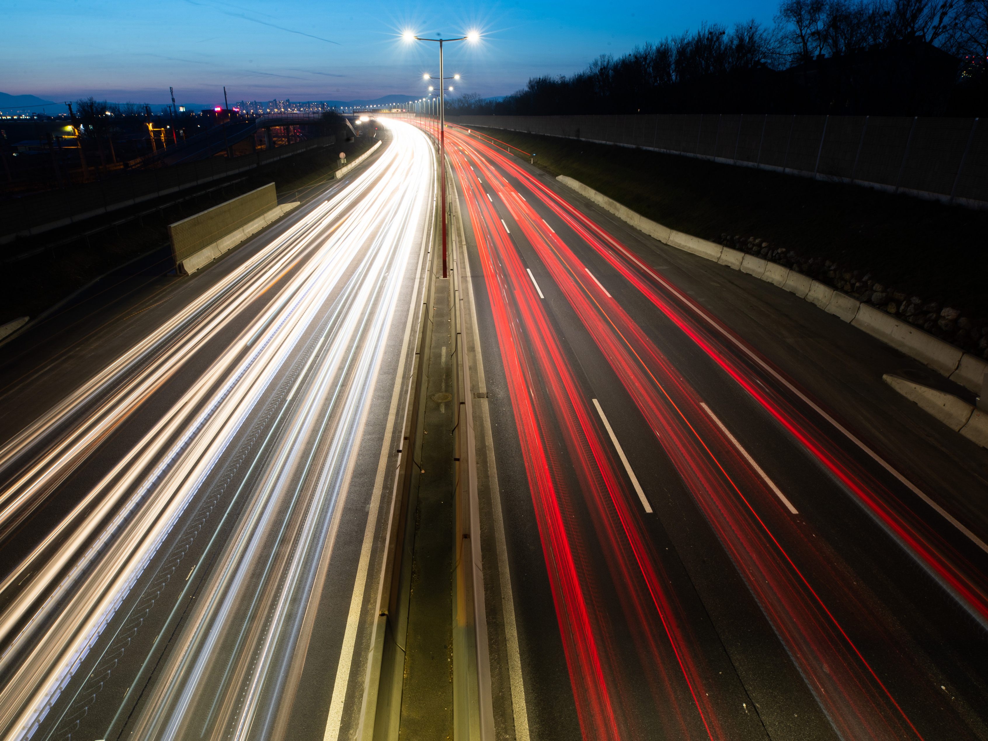 Ersthelfer auf A2 bei Wiener Neustadt von Pkw erfasst. Ersthelfer auf A2 bei Wiener Neustadt von Pkw erfasst.
