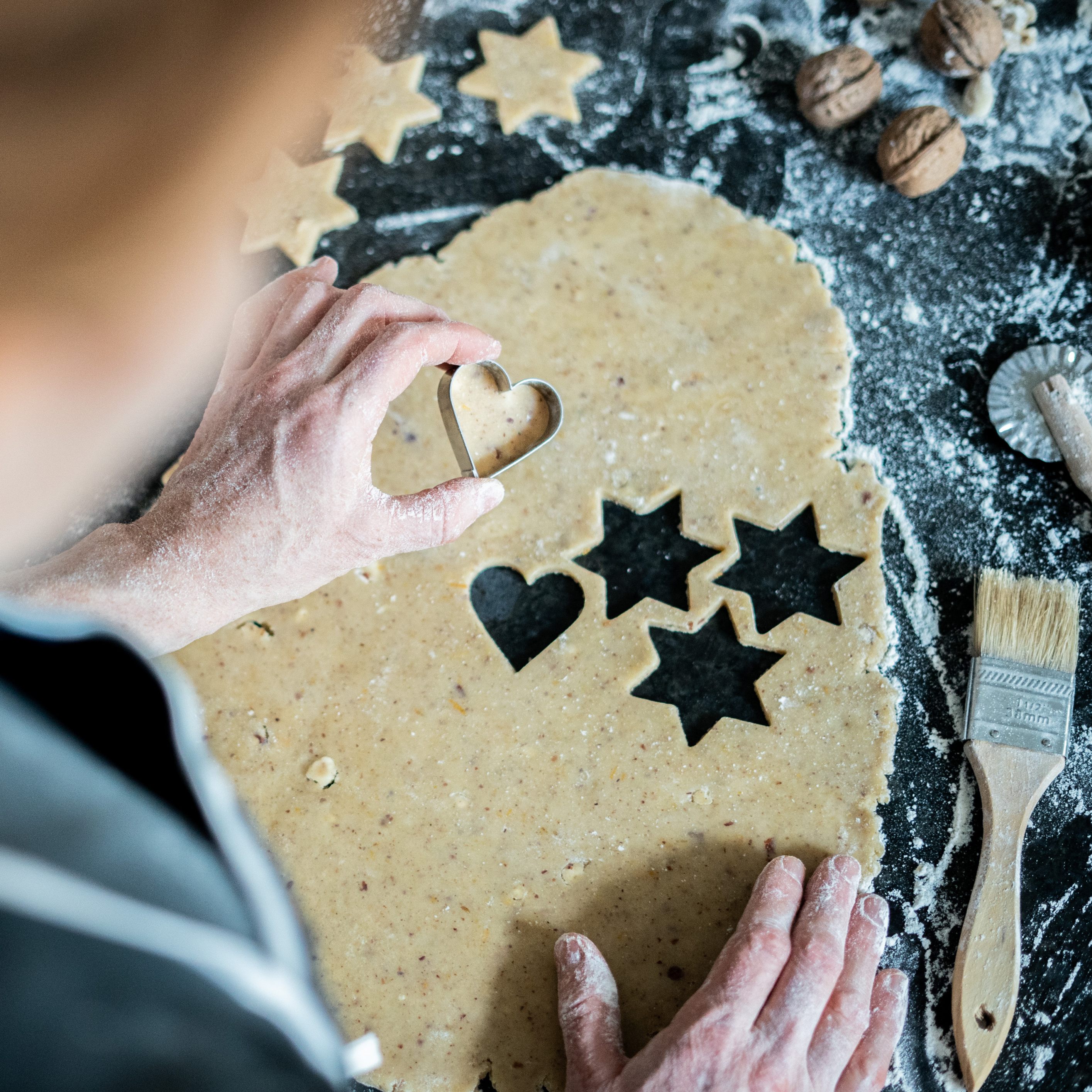 Vom Mehl im Keksteig geht ein Infektionsrisiko aus.