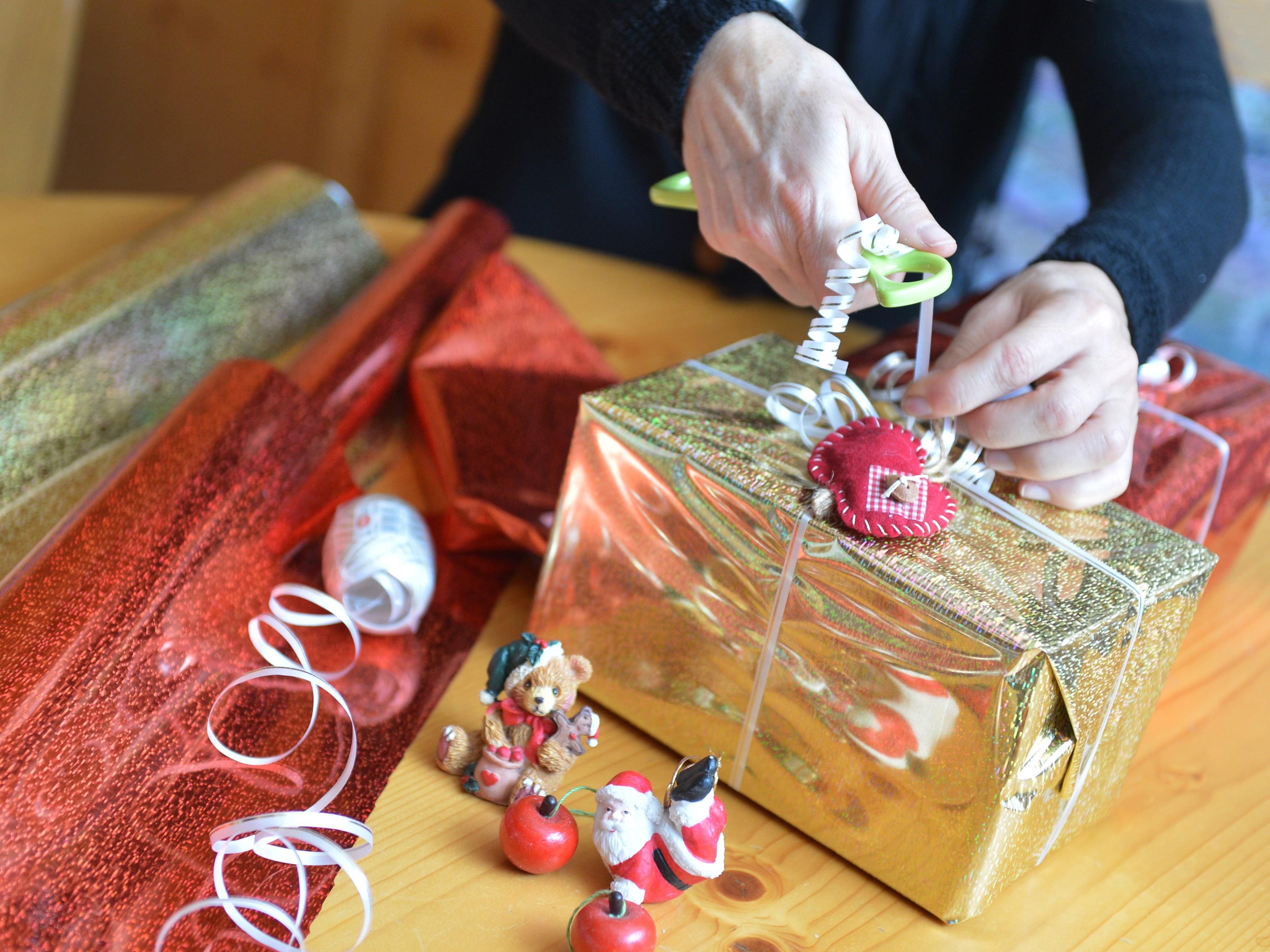 Weihnachtsgeschenke: Auch das Verpacken benötigt Zeit.