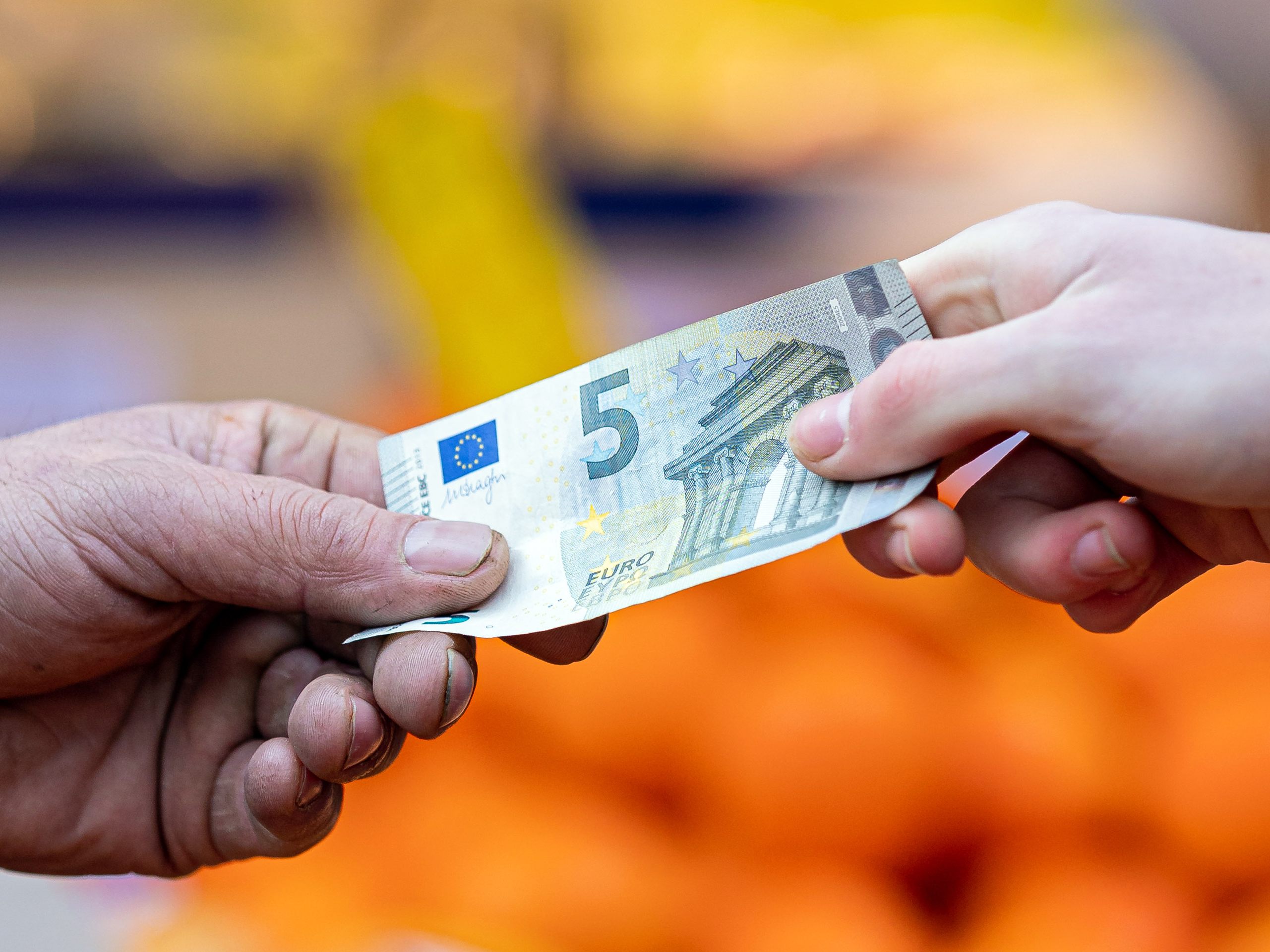 Durch die Corona-Pandemie gingen, laut EZB-Studie, die Bezahlungen mit Bargeld im Euroraum zurück. Durch die Corona-Pandemie gingen, laut EZB-Studie, die Bezahlungen mit Bargeld im Euroraum zurück.