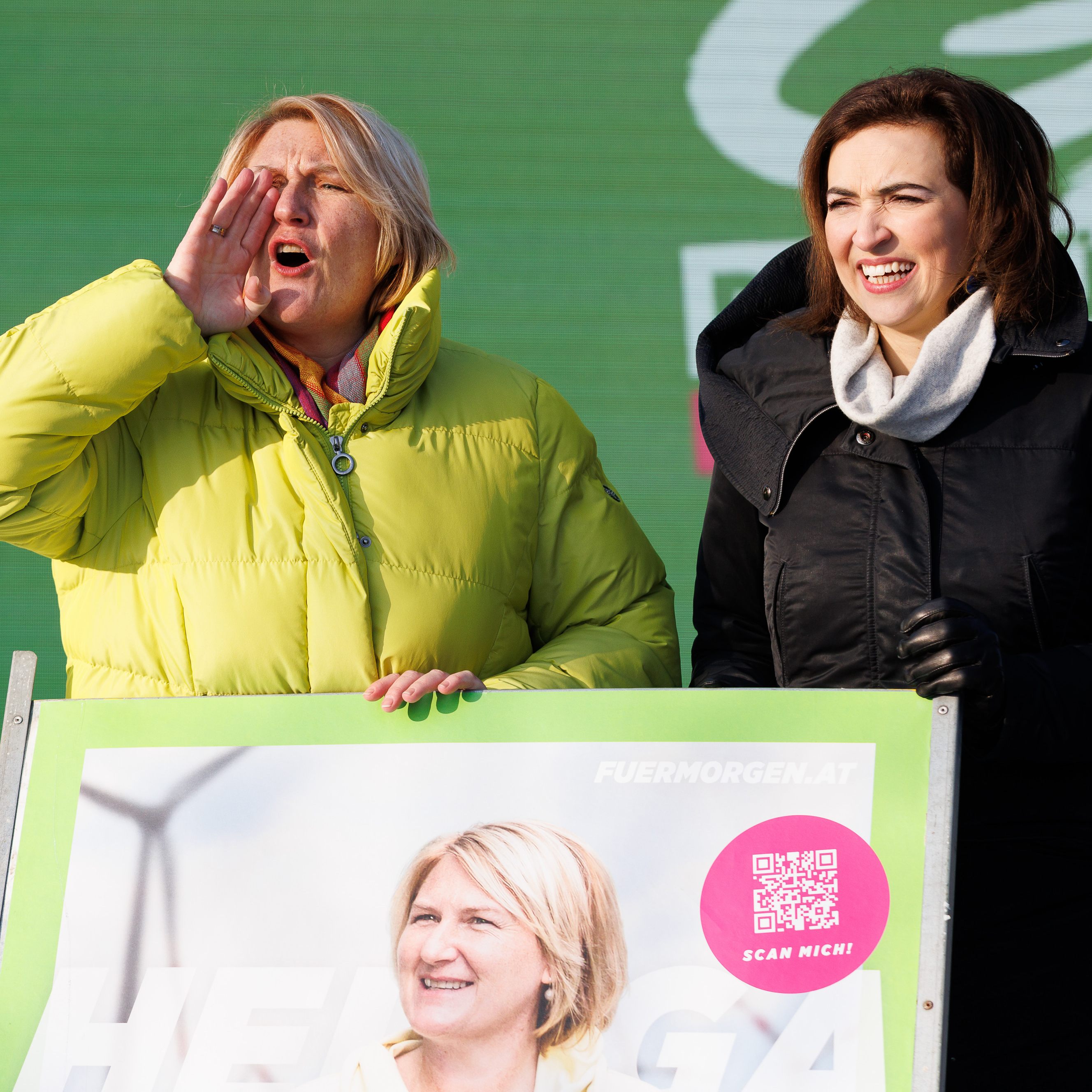 Helga Krismer und Alma Zadic enthüllten die Wahl-Plakate in St .Pölten.