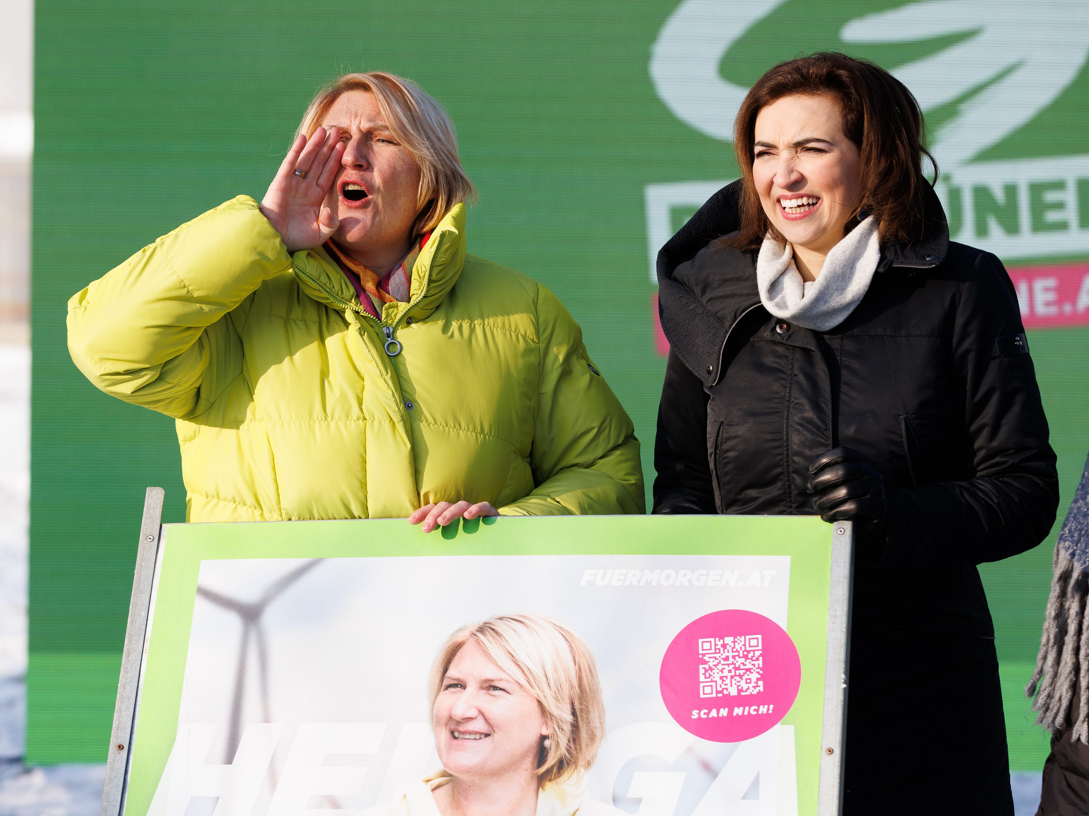 Helga Krismer und Alma Zadic enthüllten die Wahl-Plakate in St .Pölten.