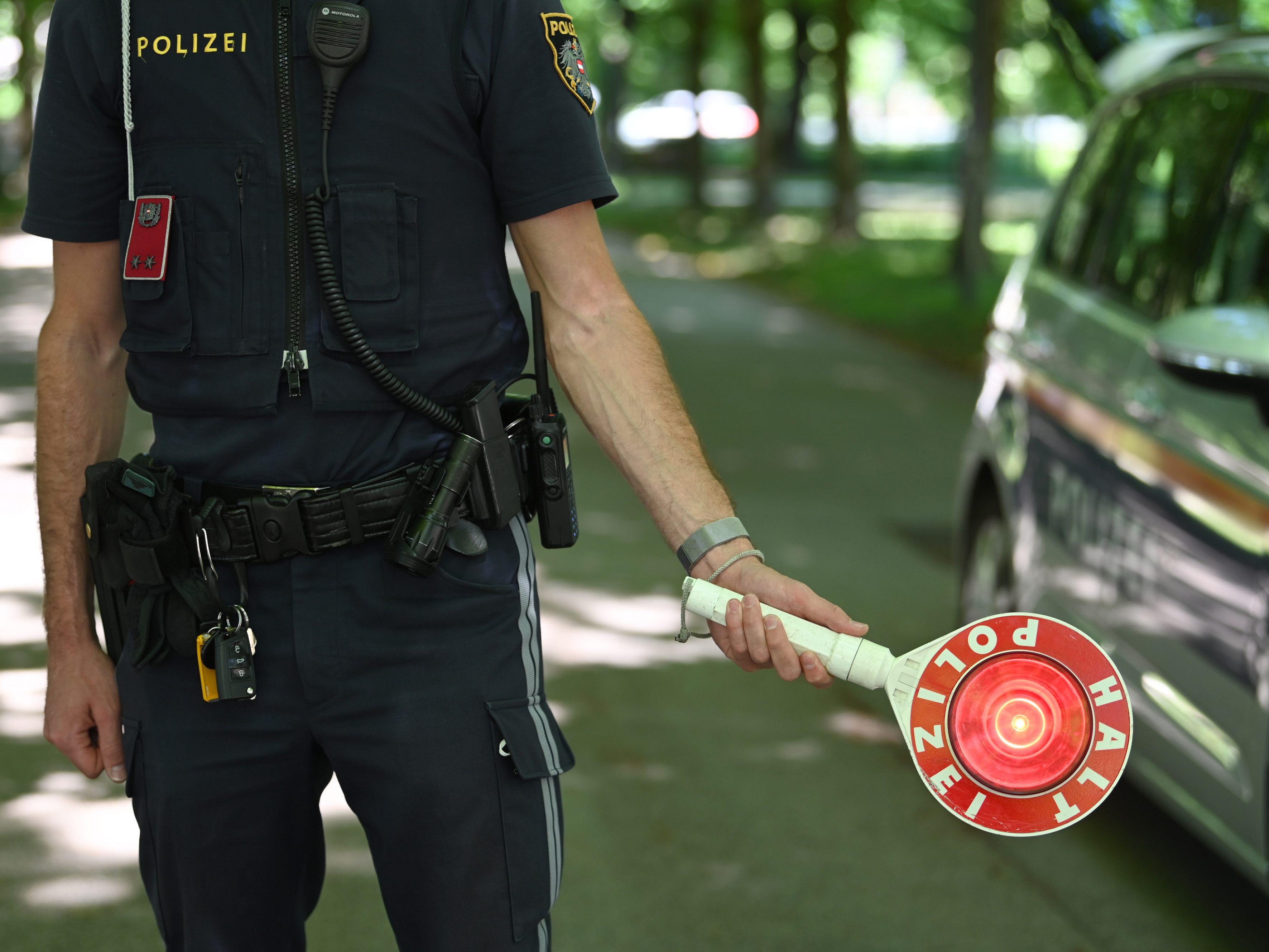 Bei einem Verkehrsschwerpunkt der Polizei in Wien wurde eine Person mit offenen Strafbeträgen von 10.000 Euro aufgehalten.
