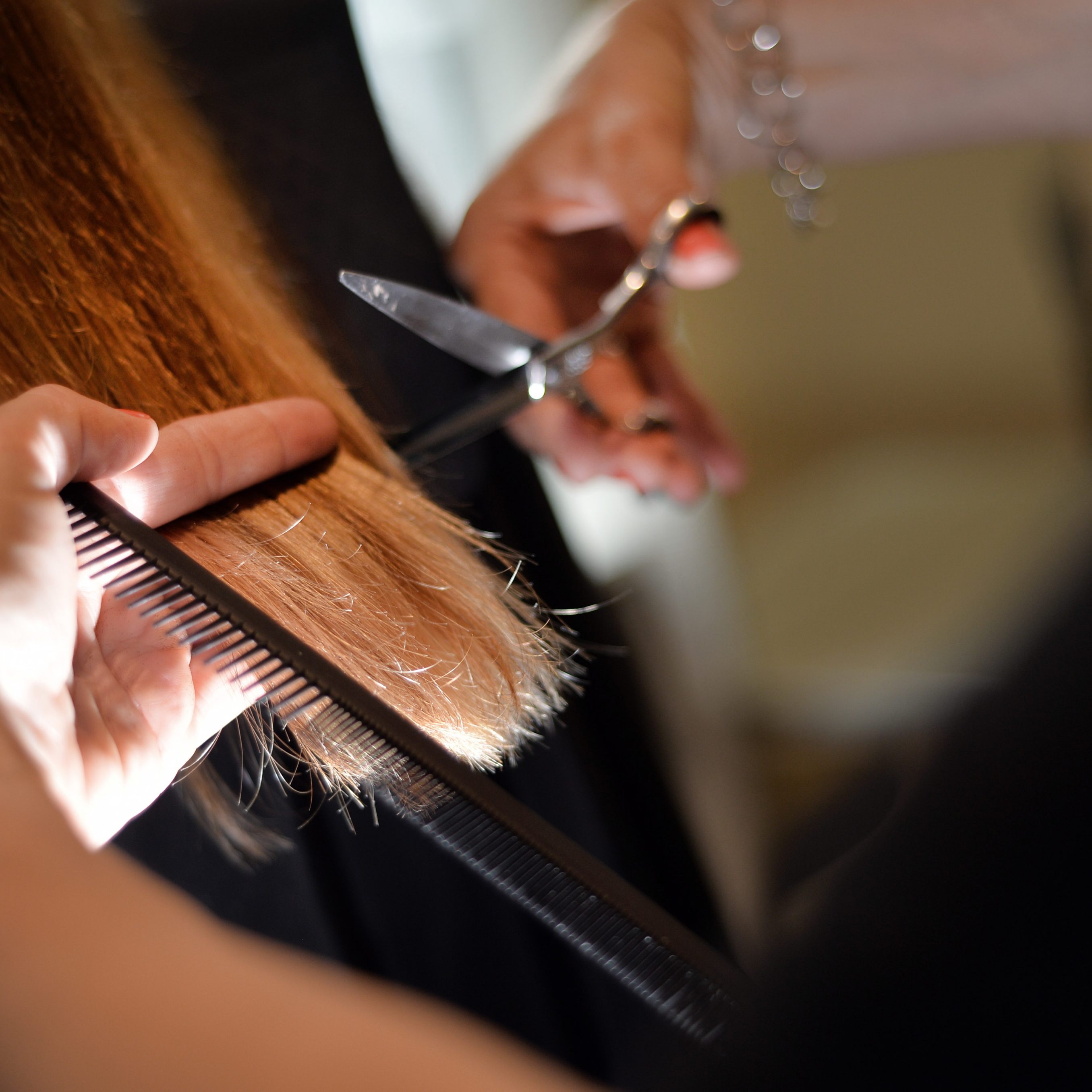 Ab April erhalten Friseure in Österreich 165 Euro brutto mehr.