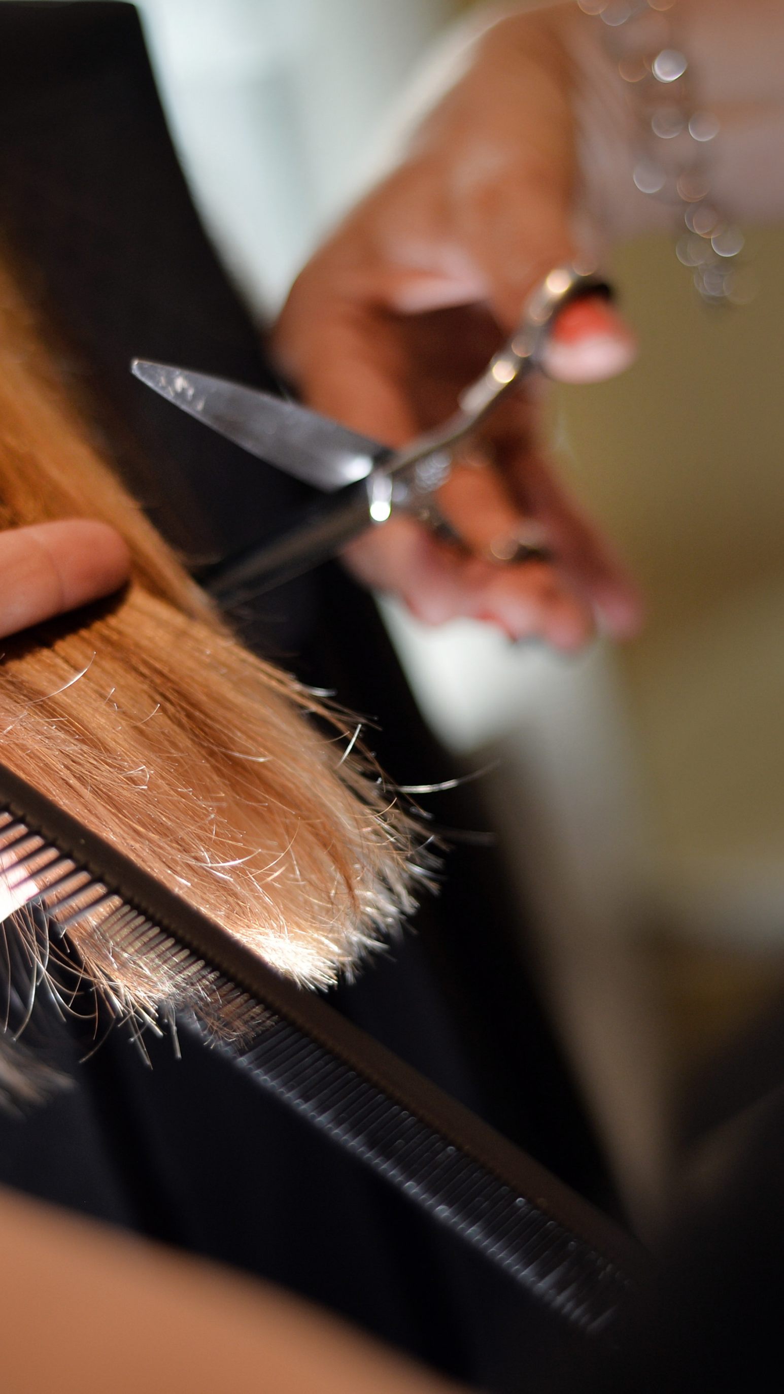 Ab April erhalten Friseure in Österreich 165 Euro brutto mehr.