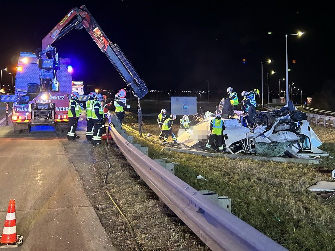 Klein-Lkw auf A2 bei Mödling über Leitschiene katapultiert