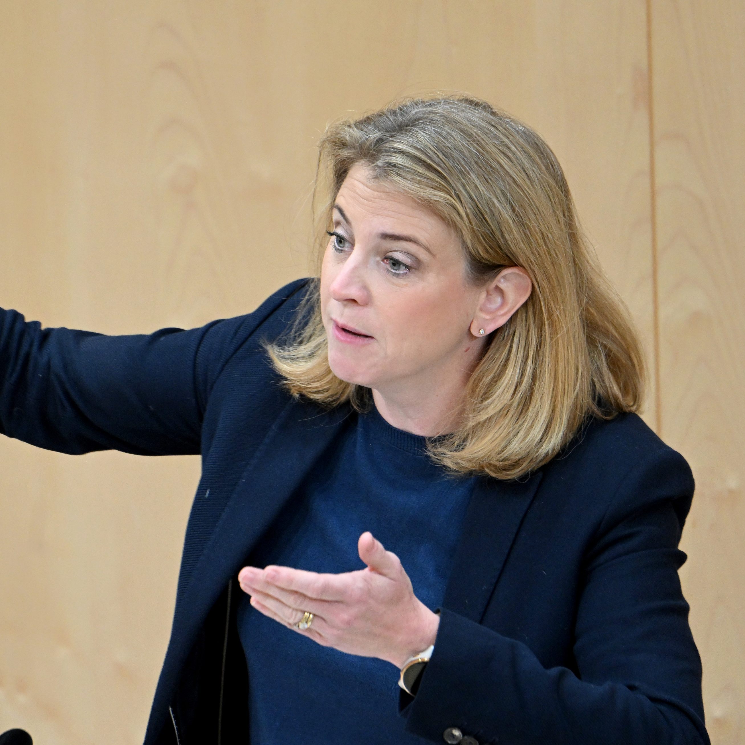 Die NEOS wollen zur Arbeitsrecht-Reform eine "dringliche Anfrage" an Wirtschaftsminister Martin Kocher (ÖVP) stellen.