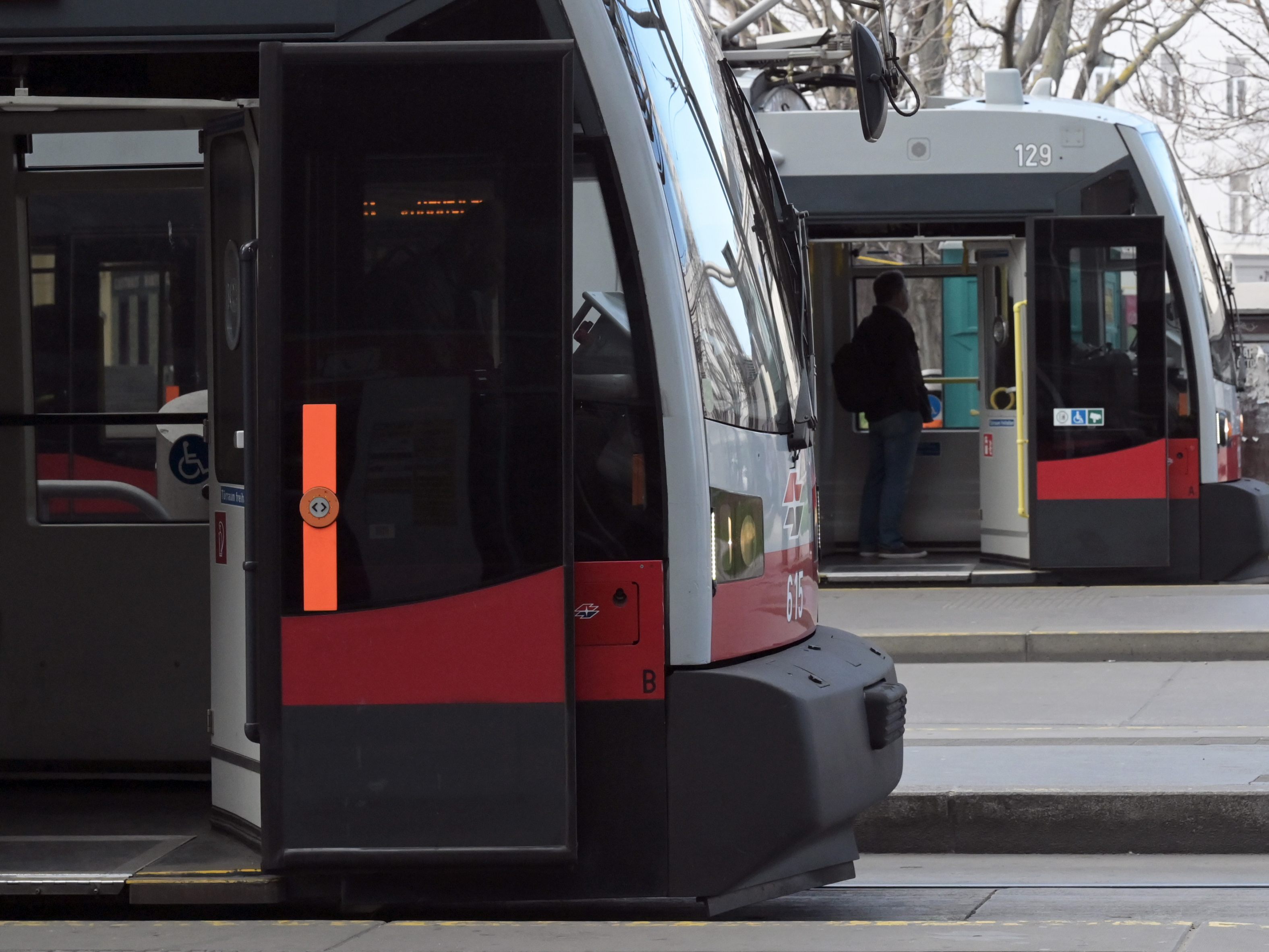 An einer Straßenbahn-Haltestelle wurde ein 33-Jähriger in Wien überfallen. An einer Straßenbahn-Haltestelle wurde ein 33-Jähriger in Wien überfallen.
