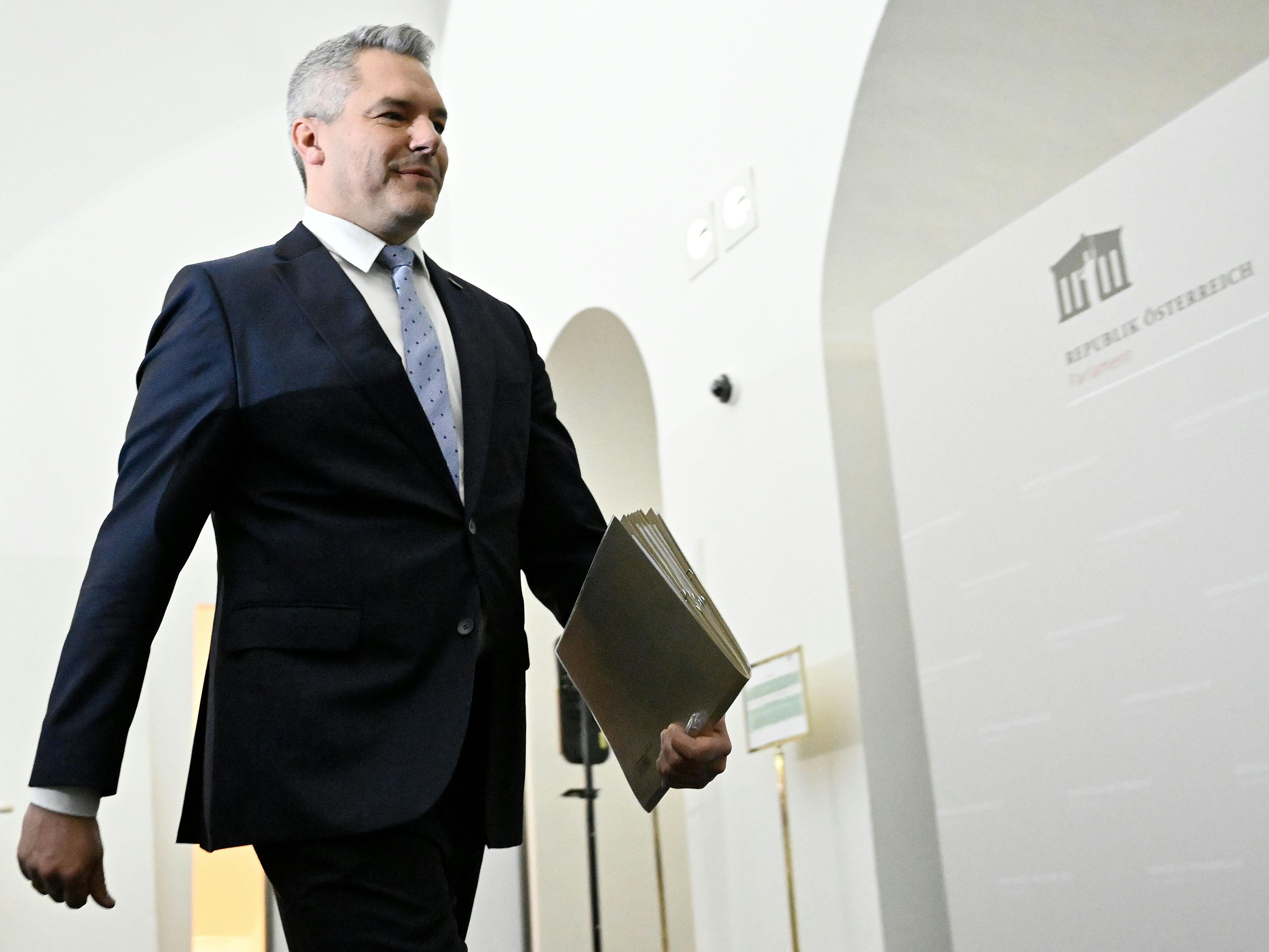 Bundeskanzler Karl Nehammer (ÖVP) bekräftigte am Samstag in einer Aussendung das österreichische Veto zum Schengen-Beitritt Rumäniens und Bulgariens. Bundeskanzler Karl Nehammer (ÖVP) bekräftigte am Samstag in einer Aussendung das österreichische Veto zum Schengen-Beitritt Rumäniens und Bulgariens.