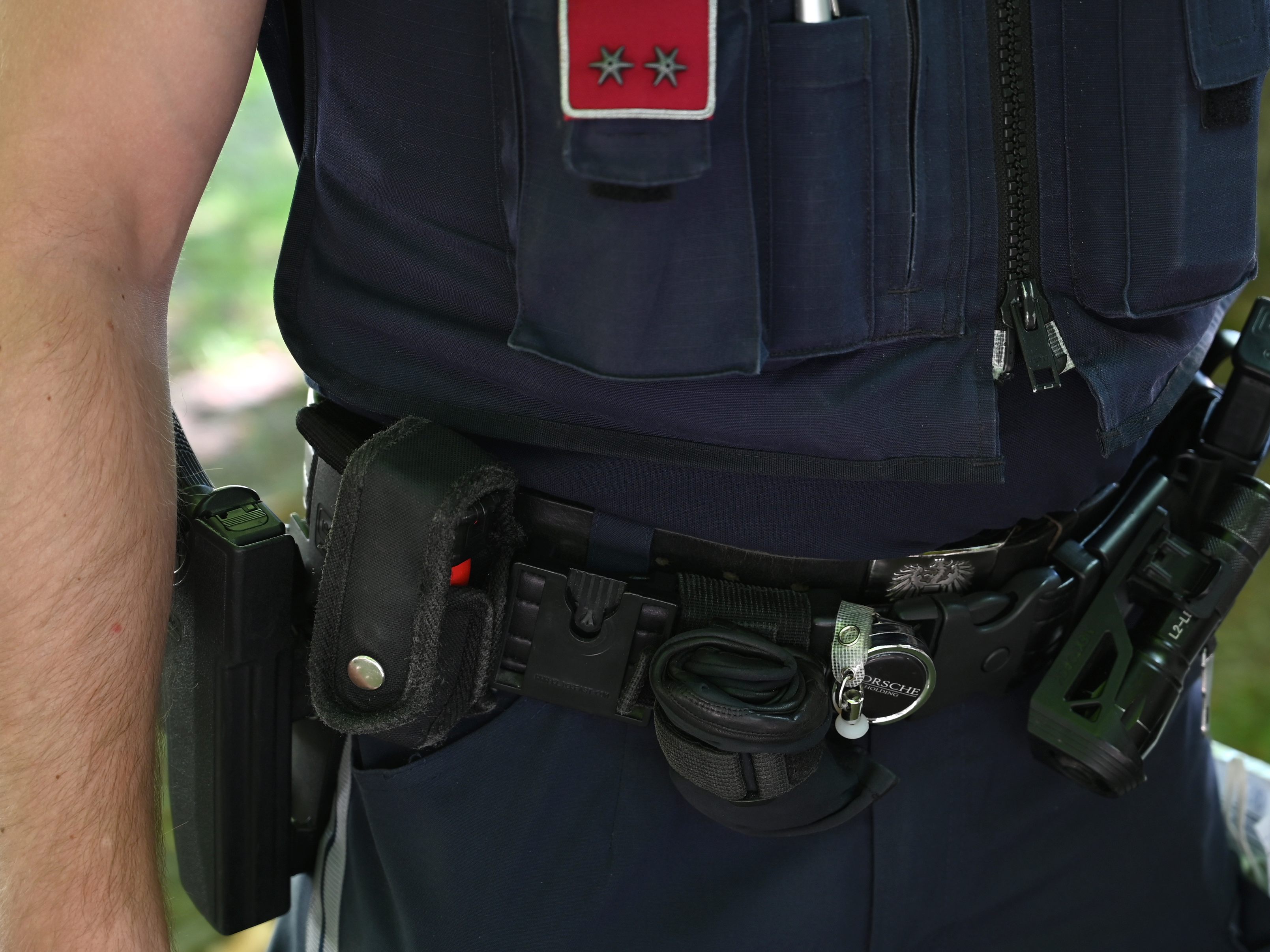 Zwei Männer traten in Wien-Hernals auf einen 28-Jährigen ein und raubten ihn das Handy.