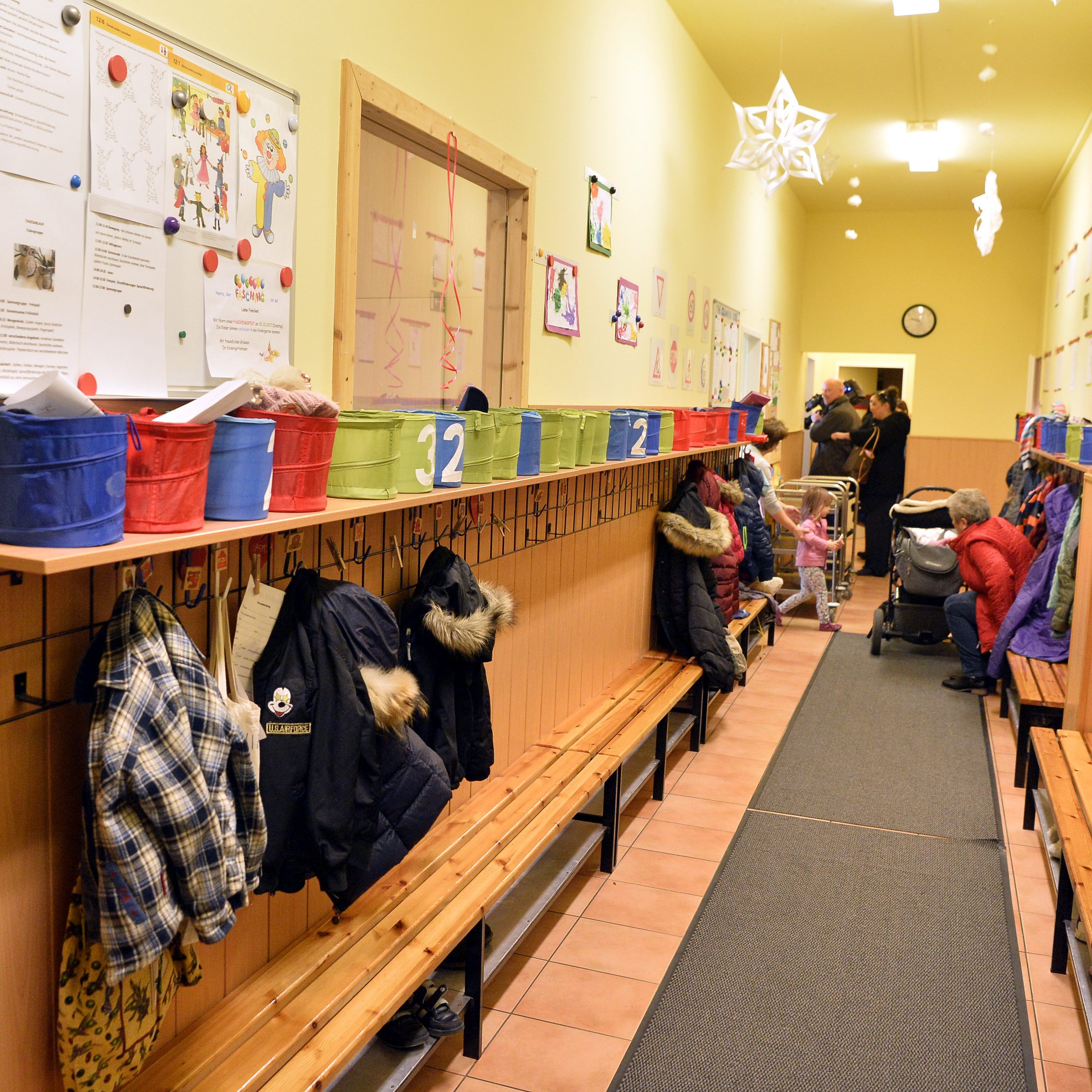 Der Mindeslohntarif für private Kindergärten wird erhöht.