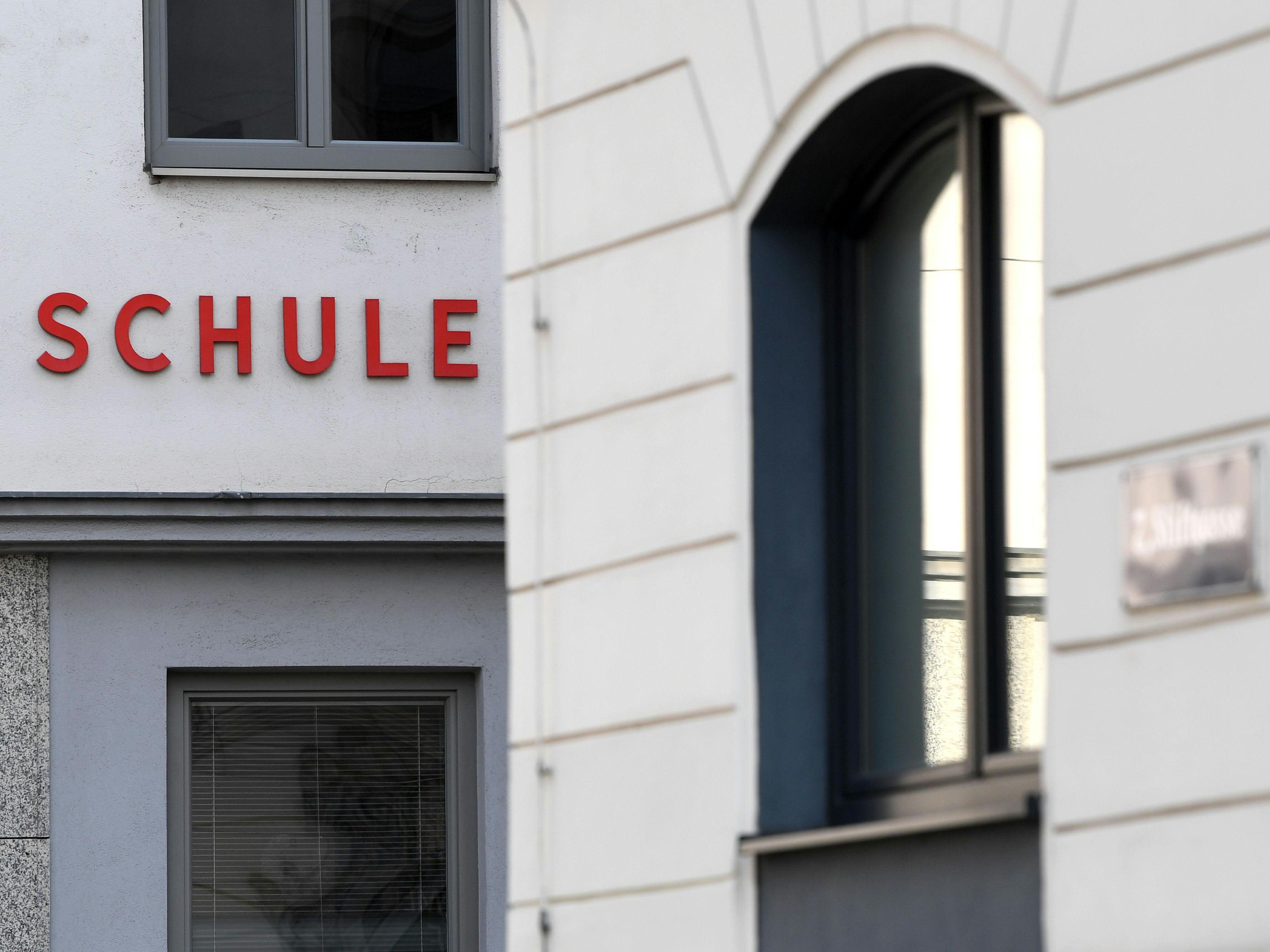 Ein bislang unbekannter Täter attackierte den Schulwart einer Wiener Volksschule.