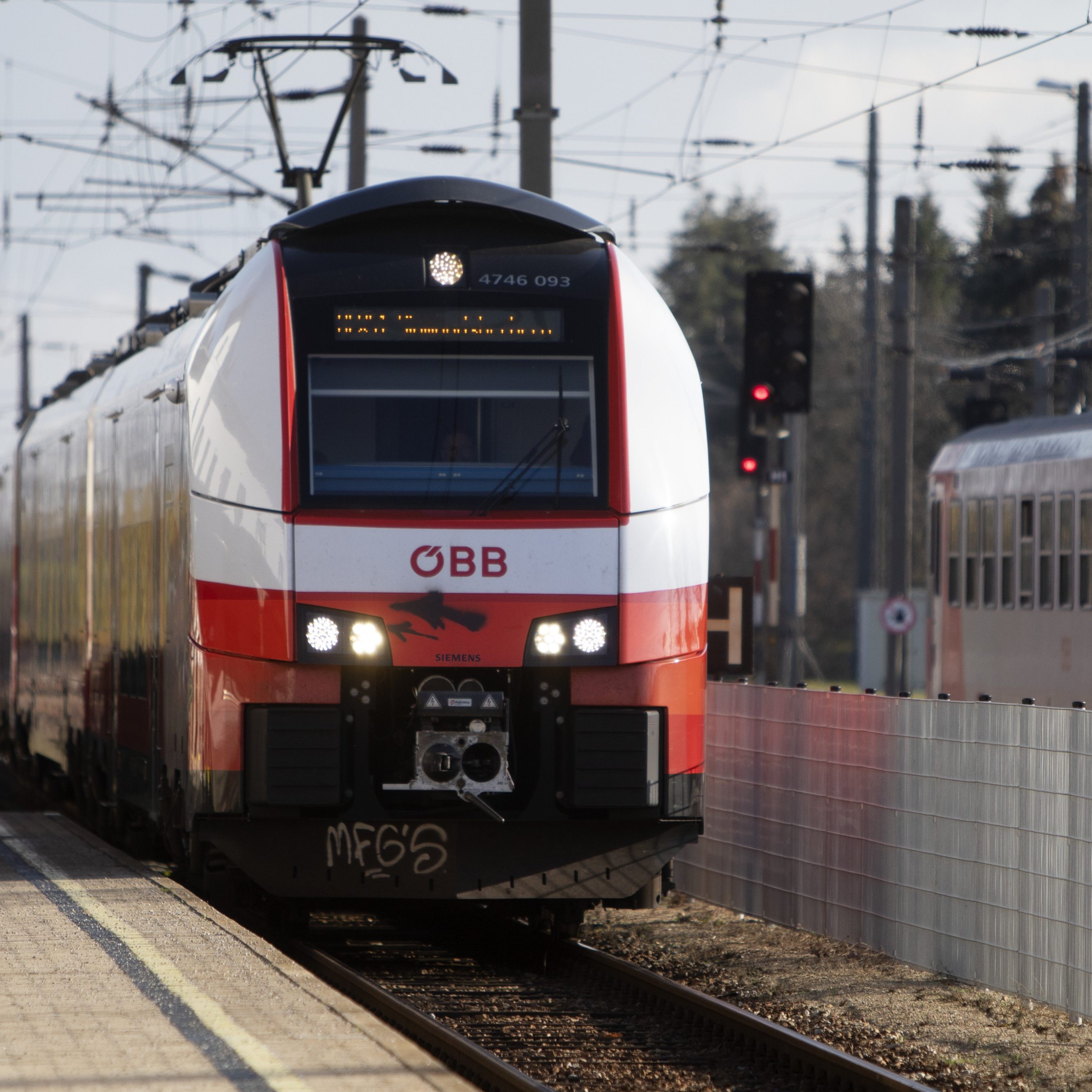 Die Eisenbahner bekommen nach der Einigung um 8 Prozent mehr Gehalt.