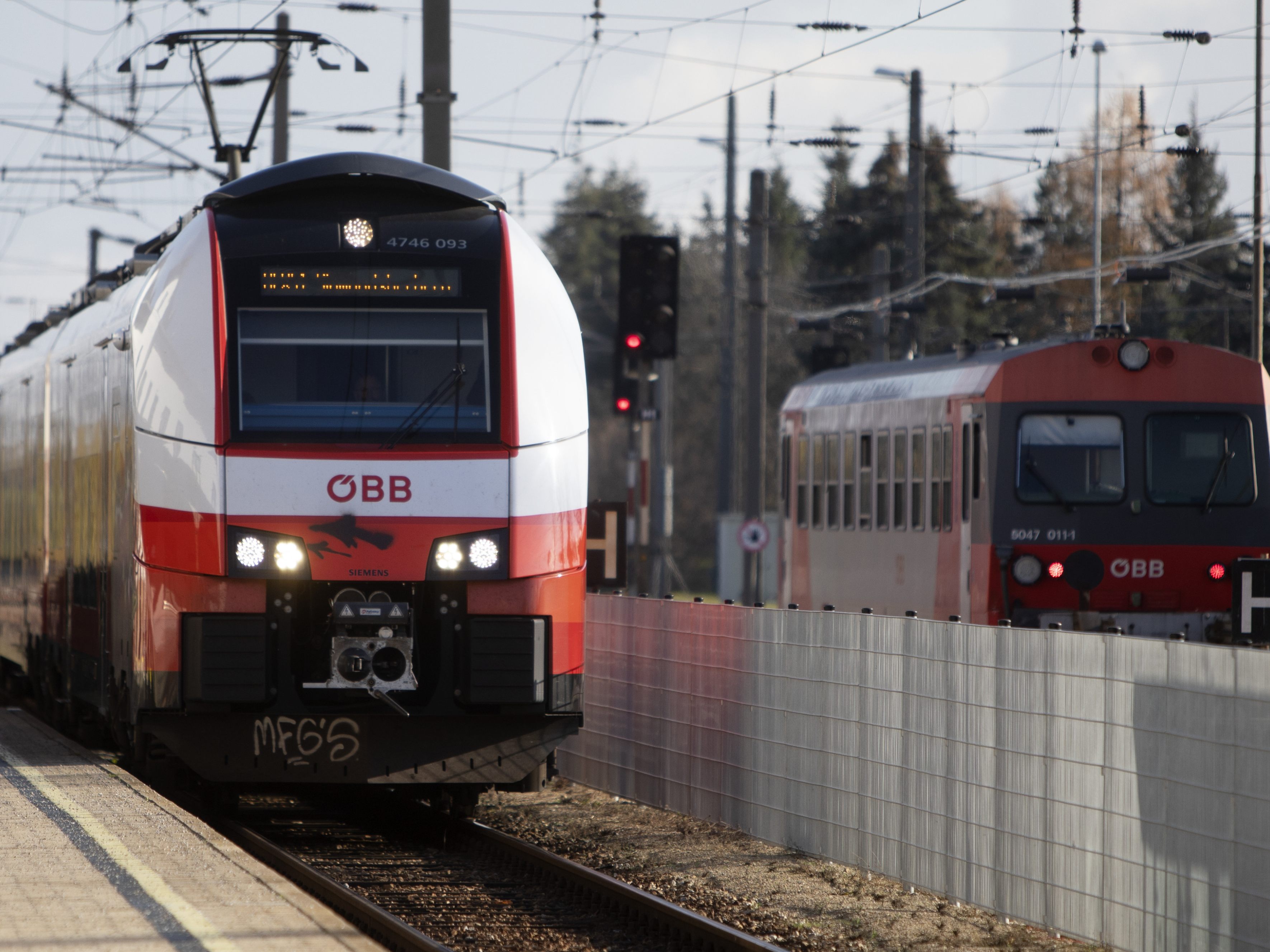 Die Eisenbahner bekommen nach der Einigung um 8 Prozent mehr Gehalt.