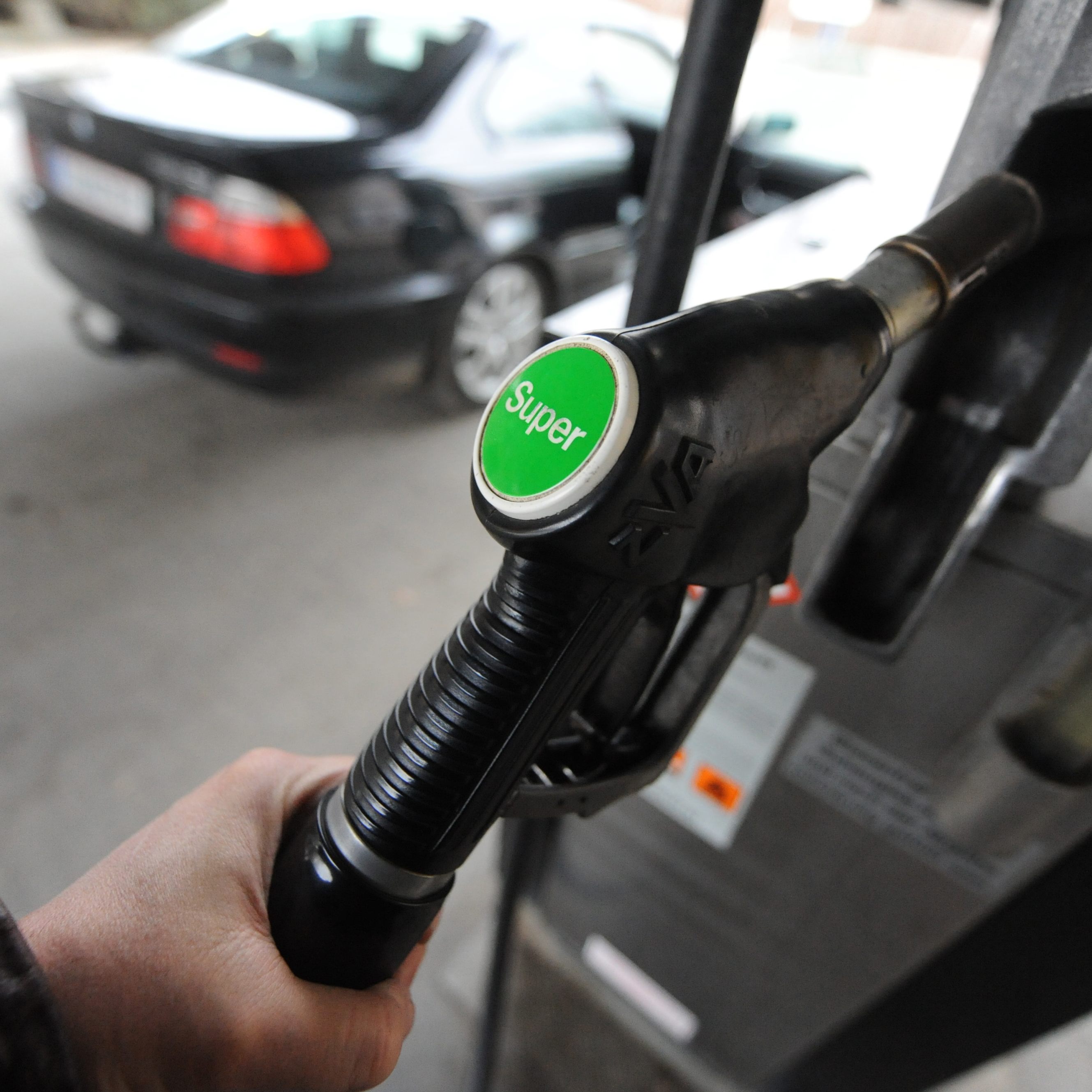 Weil viele Österreicher auf ihr Auto angewiesen sind, fahren sie trotz hoher Spritpreise weiter.