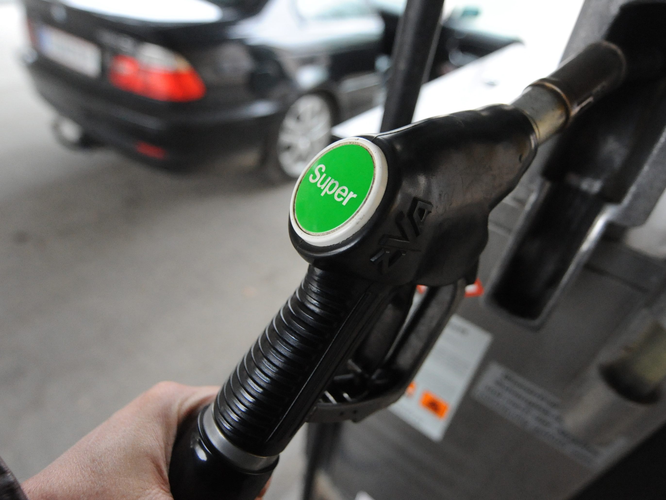 Weil viele Österreicher auf ihr Auto angewiesen sind, fahren sie trotz hoher Spritpreise weiter.