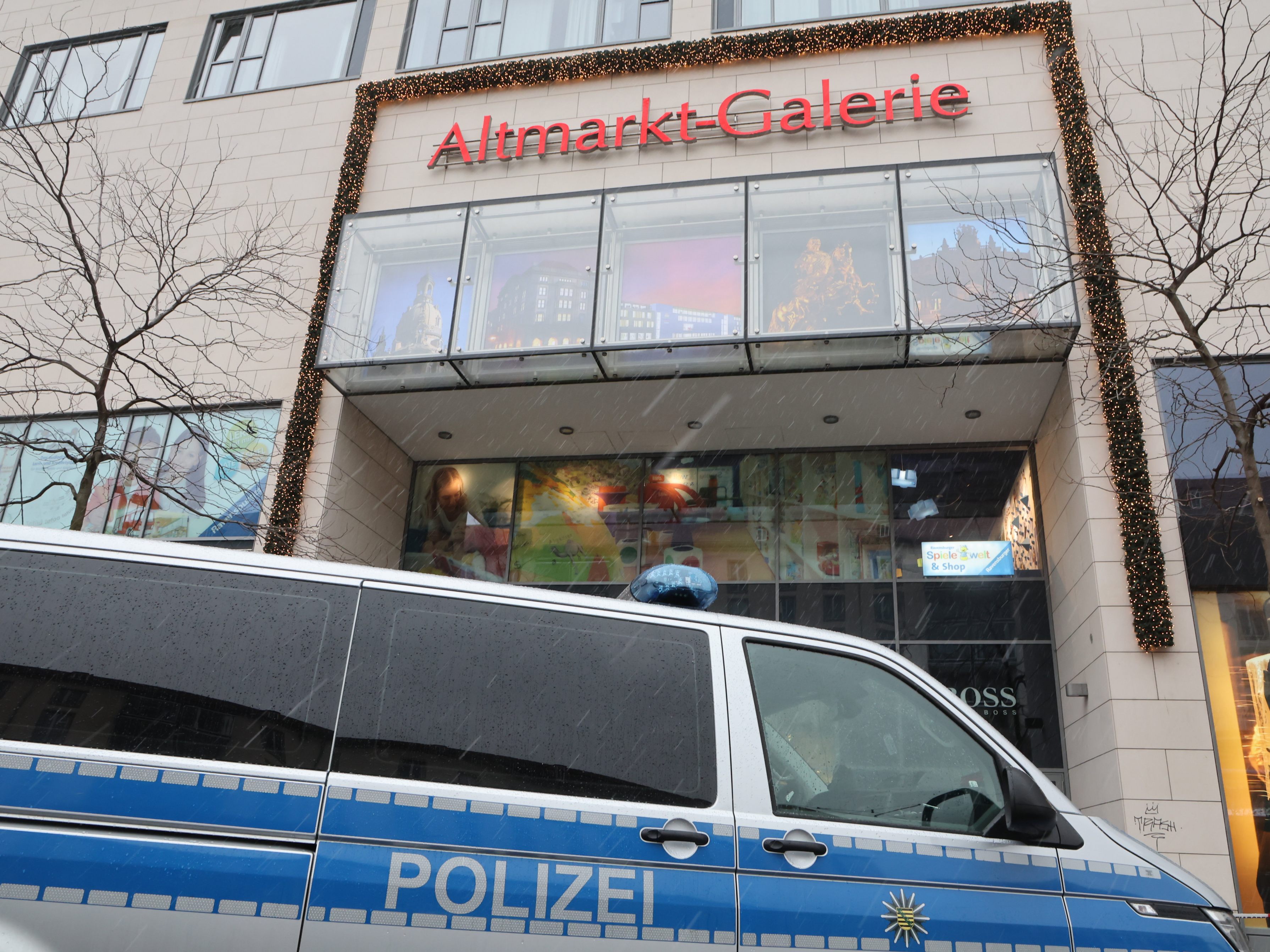 Beim Zugriff einer Spezialeinheit der Polizei, wurde der Geiselnehmer in Dresden tödlich verletzt. Beim Zugriff einer Spezialeinheit der Polizei, wurde der Geiselnehmer in Dresden tödlich verletzt.
