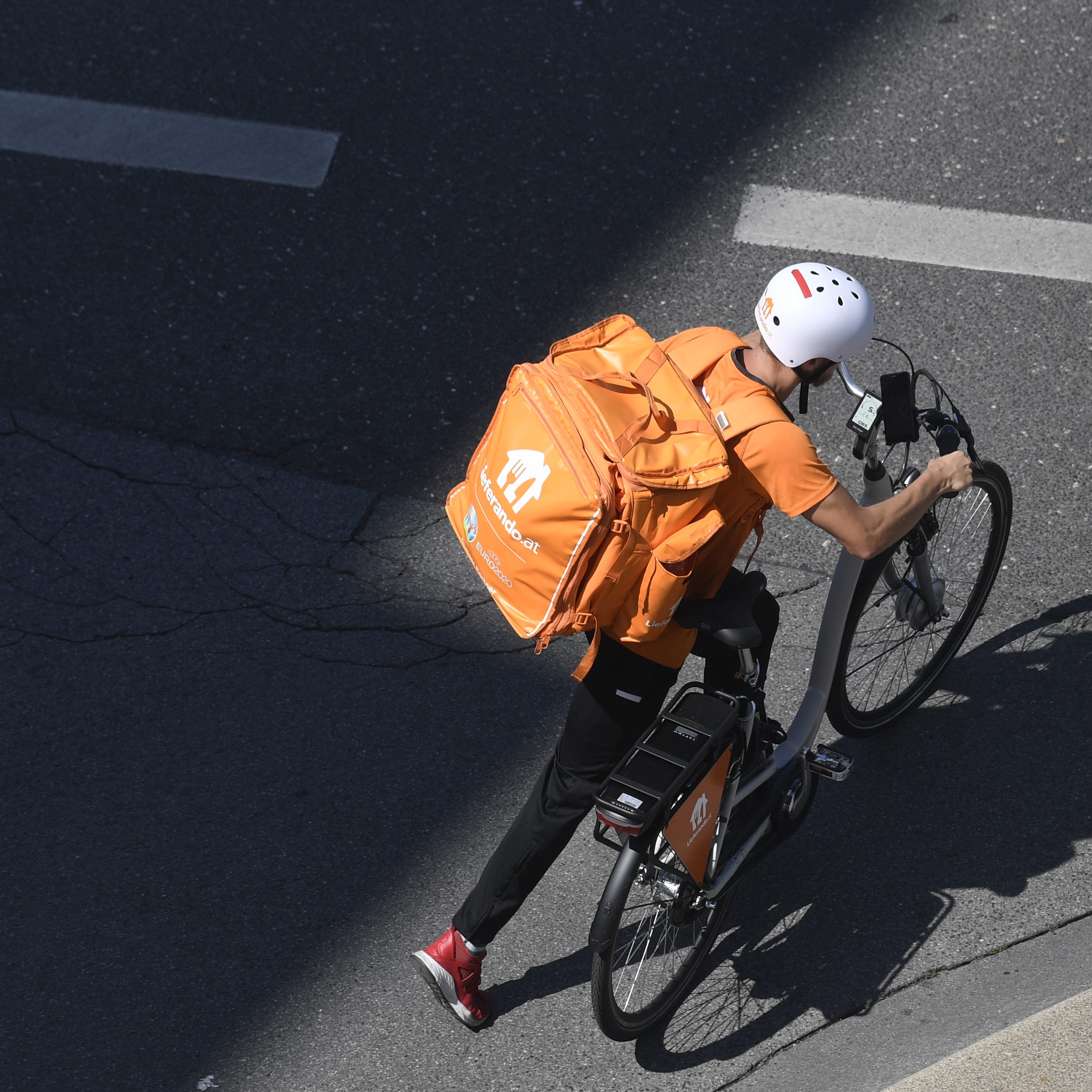 Ab nächsten Jahr bekommen Fahrradboten mehr Lohn.