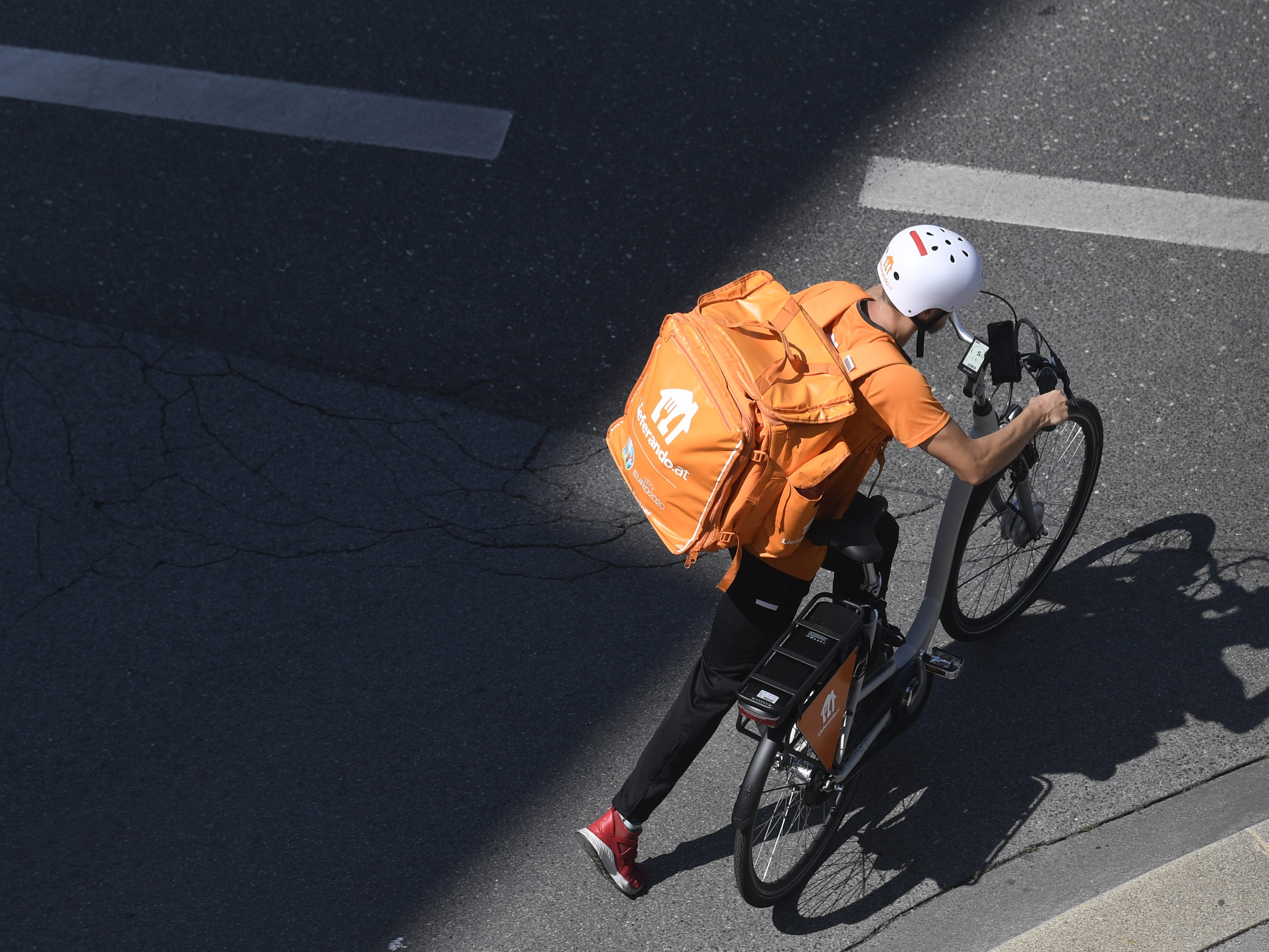 Ab nächsten Jahr bekommen Fahrradboten mehr Lohn. Ab nächsten Jahr bekommen Fahrradboten mehr Lohn.