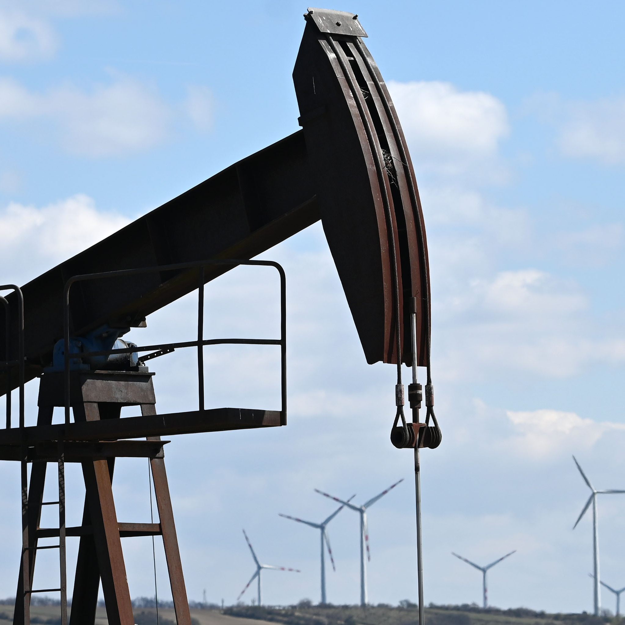 Zum Wochenstart ist ein EU-Embargo auf russiches Erdöl in Kraft getreten.