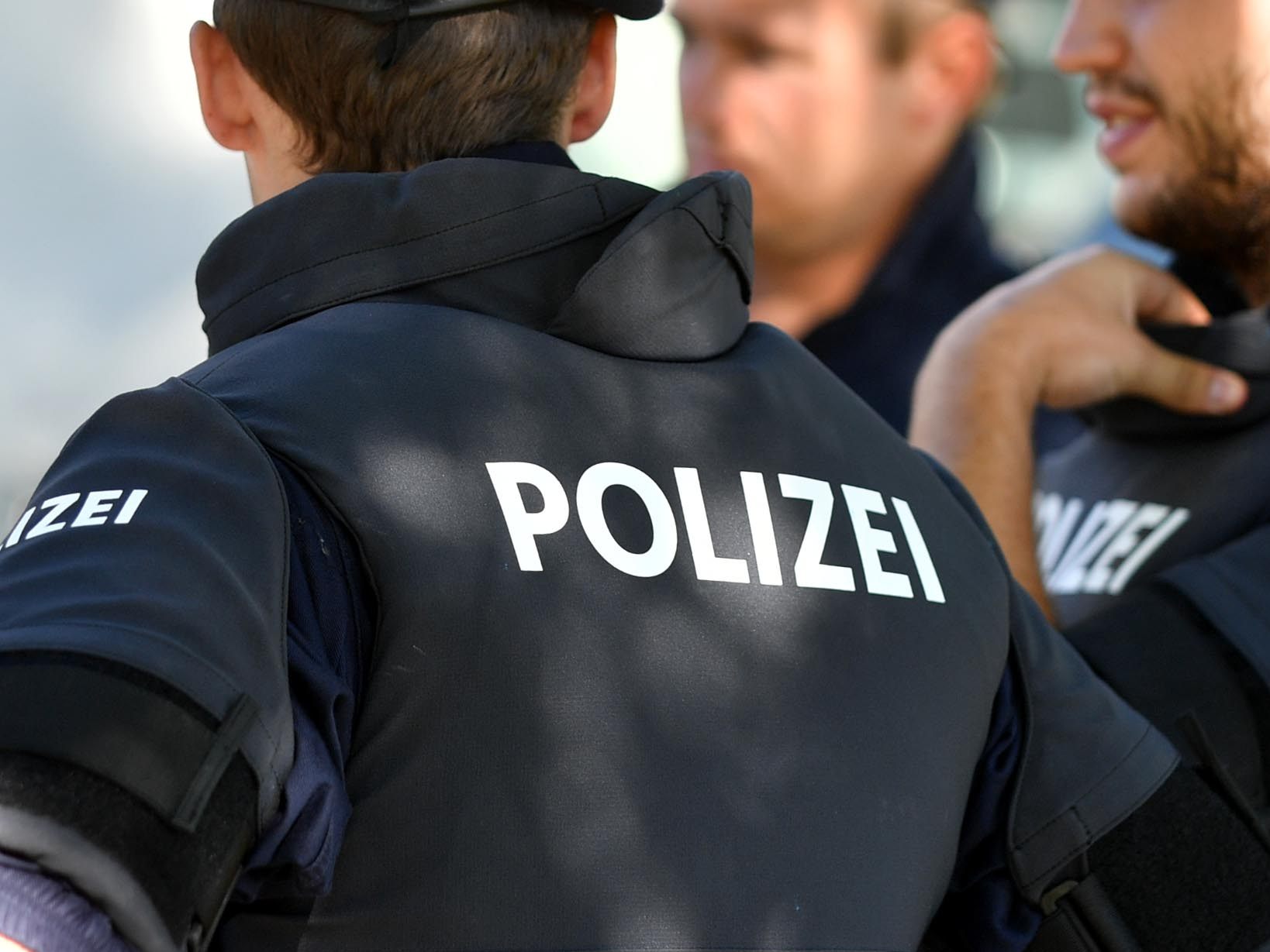 Die Polizei fasste zwei gesuchte Verbrecher in Wien auf offener Straße. Die Polizei fasste zwei gesuchte Verbrecher in Wien auf offener Straße.