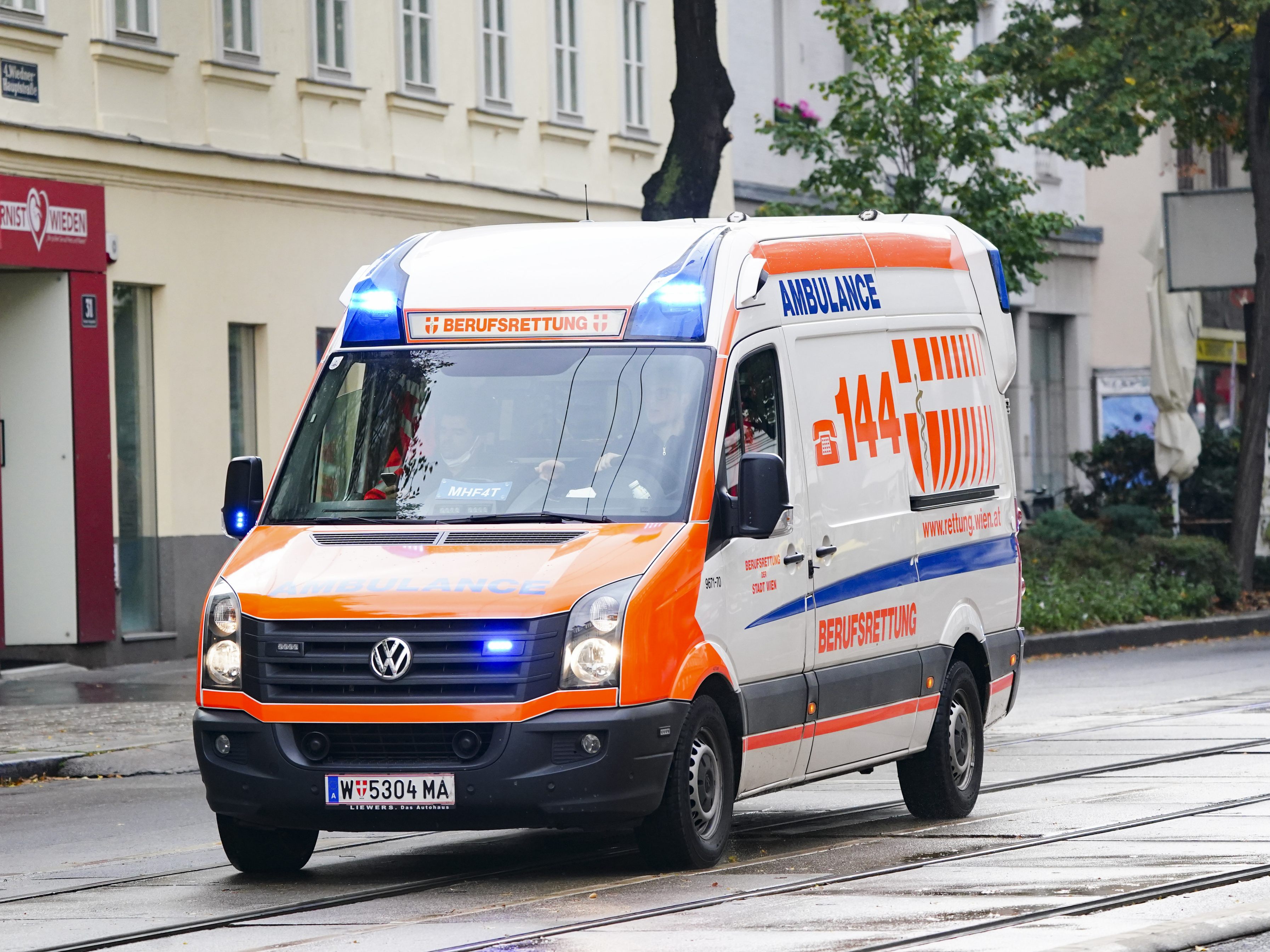 Ein sechsjähriges Kind wurde am Freitag bei einer Auto-Kollision in Wien-Favoriten schwer verletzt. Ein sechsjähriges Kind wurde am Freitag bei einer Auto-Kollision in Wien-Favoriten schwer verletzt.