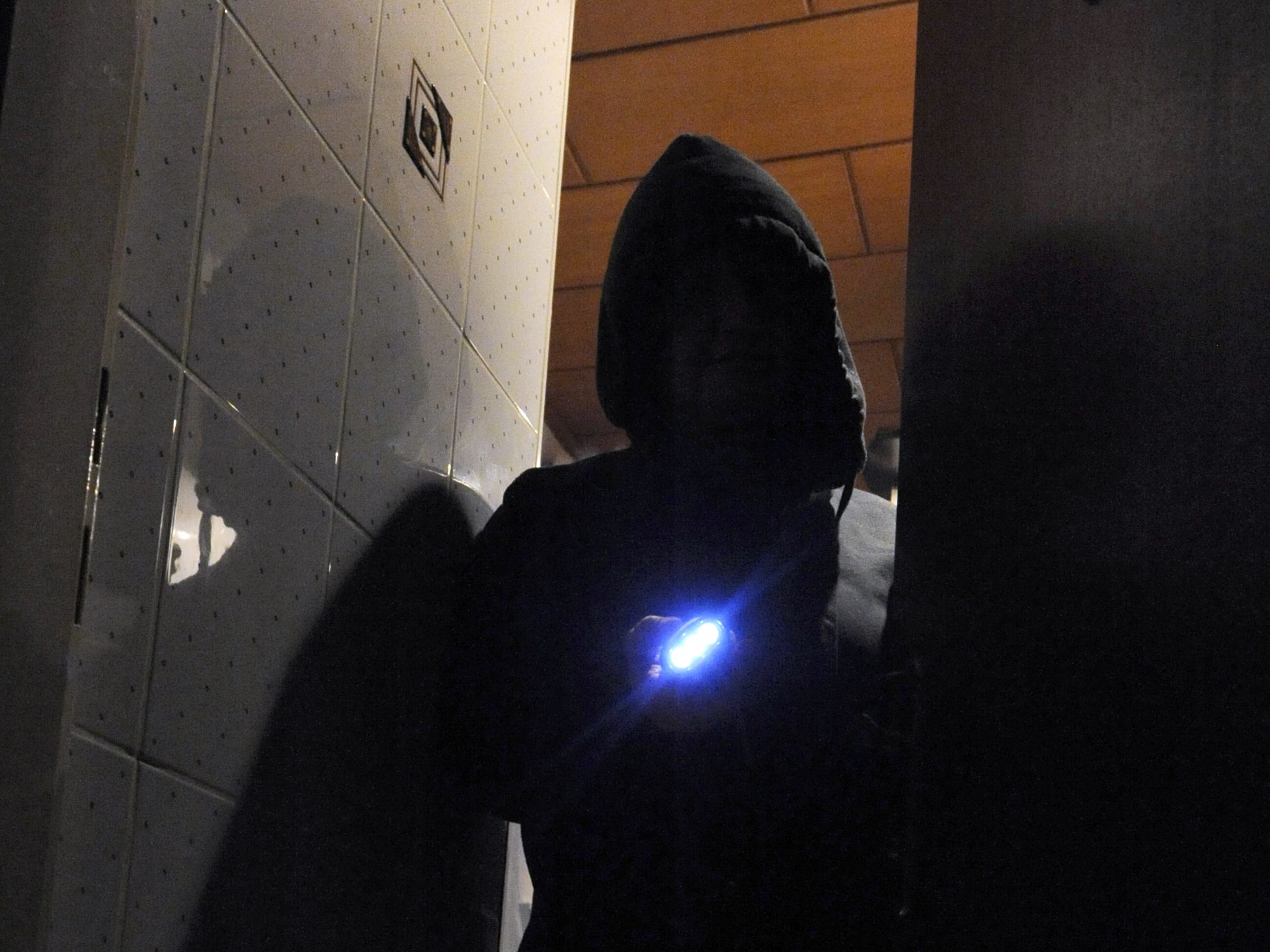Zwei Minderjährige sollen mit dem Schlüssel eines Mitschülers in dessen Wohnung eingebrochen sein. Zwei Minderjährige sollen mit dem Schlüssel eines Mitschülers in dessen Wohnung eingebrochen sein.
