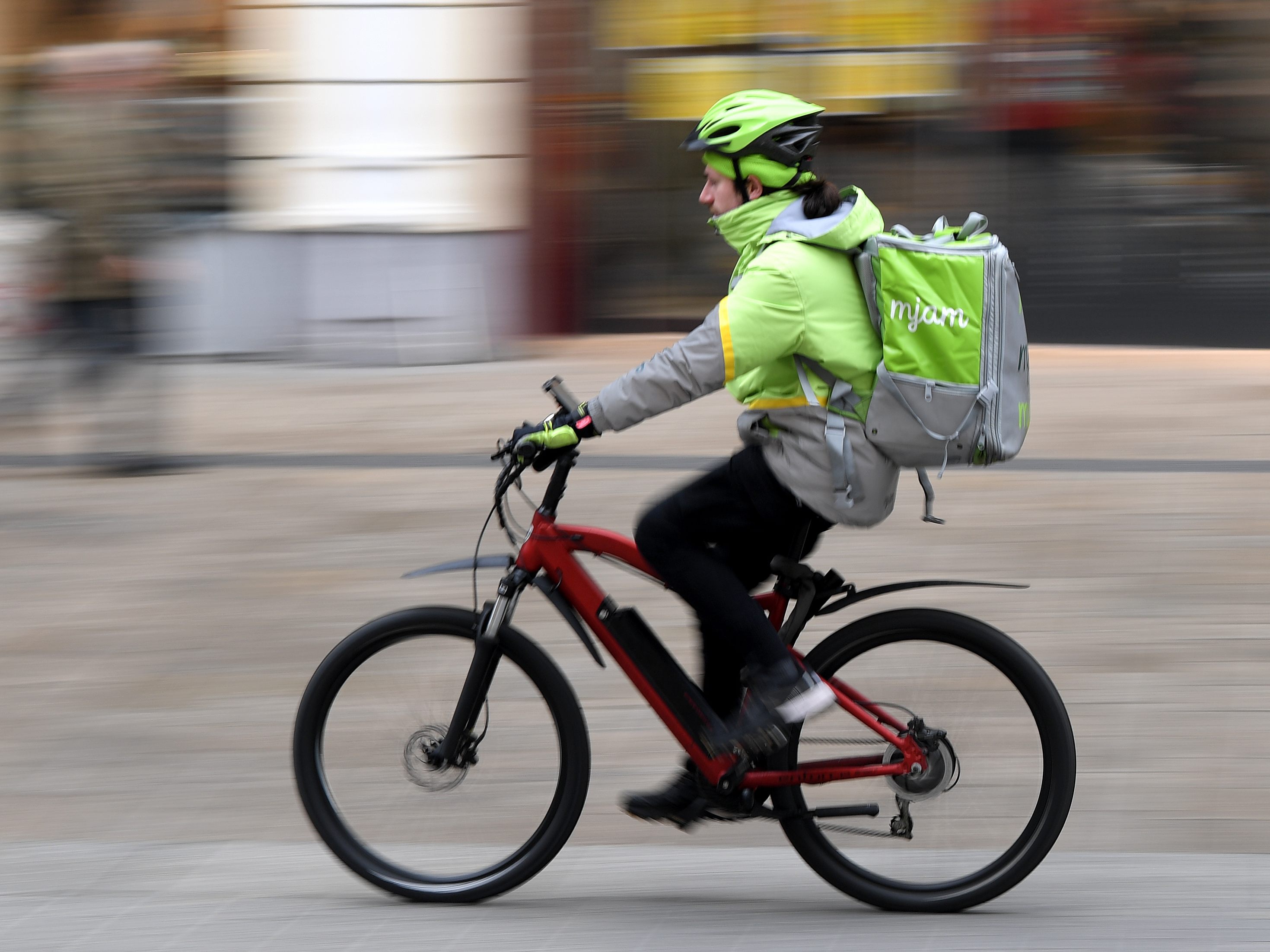 Die selbstständigen Mjam-Fahrradboten klagen über einen Minimal-Lohn.