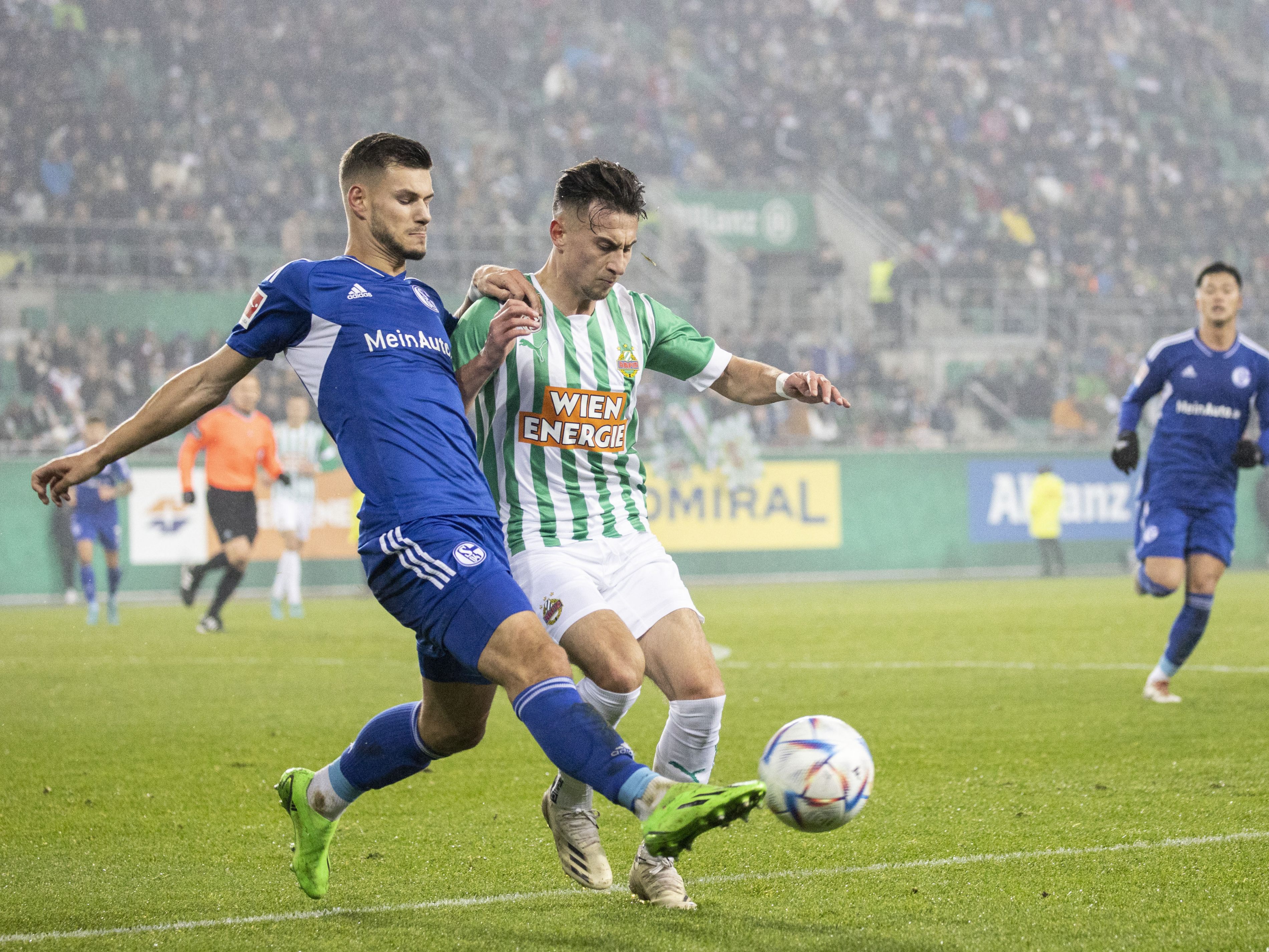 Rapid Wien erkämpfte im Testspiel gegen Schalke 04 ein 2:2-Remis am Freitag. Rapid Wien erkämpfte im Testspiel gegen Schalke 04 ein 2:2-Remis am Freitag.