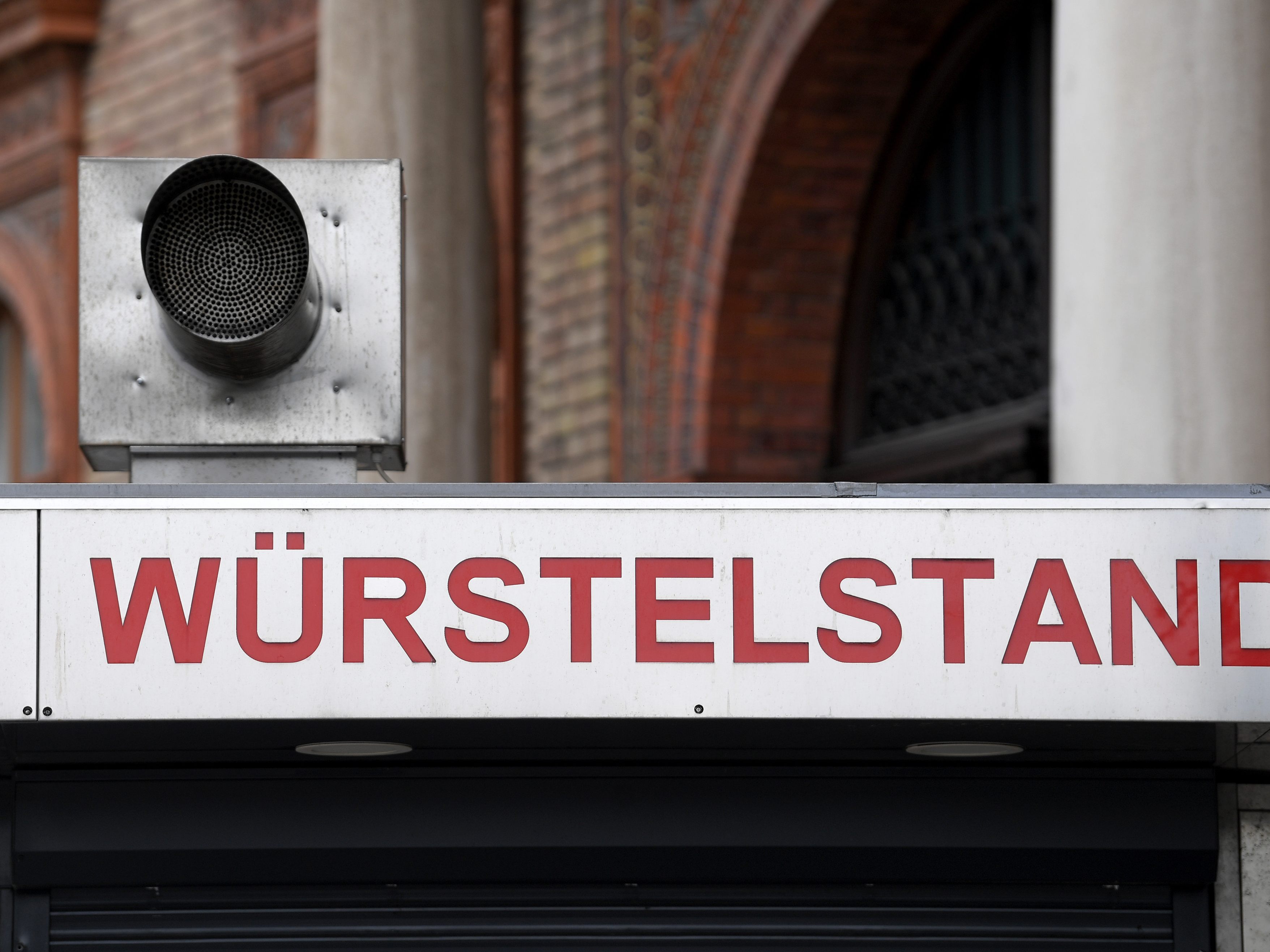 Ein 53-Jähriger wurde am Freitag bei einem Würstelstand in der Wiener Innenstadt mit dem Messer bedroht.
