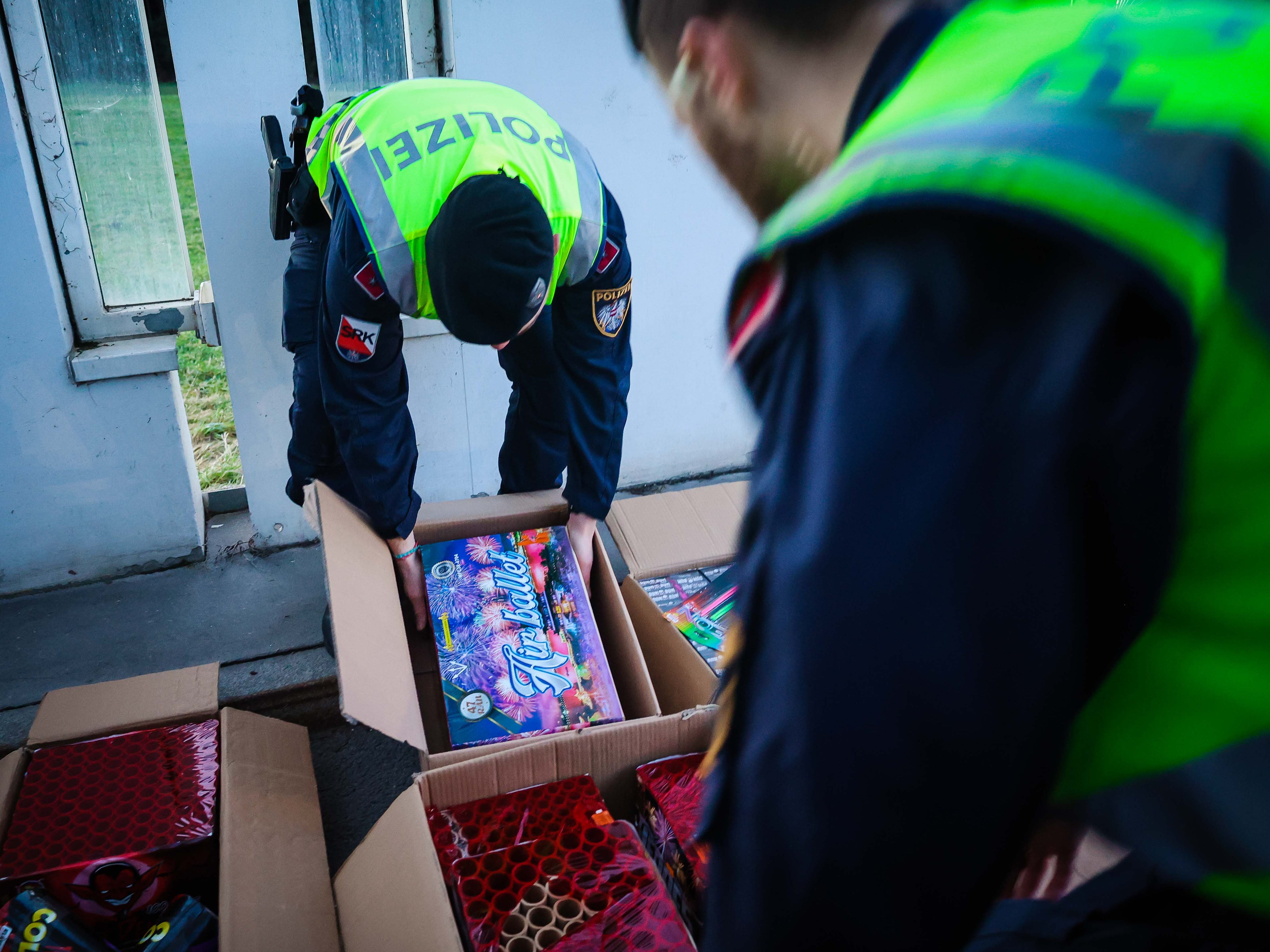Die Polizei stellte in Wien-Floridsdorf mehrere illegale Pyro-Gegenstände sicher. Zusätzlich fanden die Beamten Waffen bei einem Zwölfjährigen.
