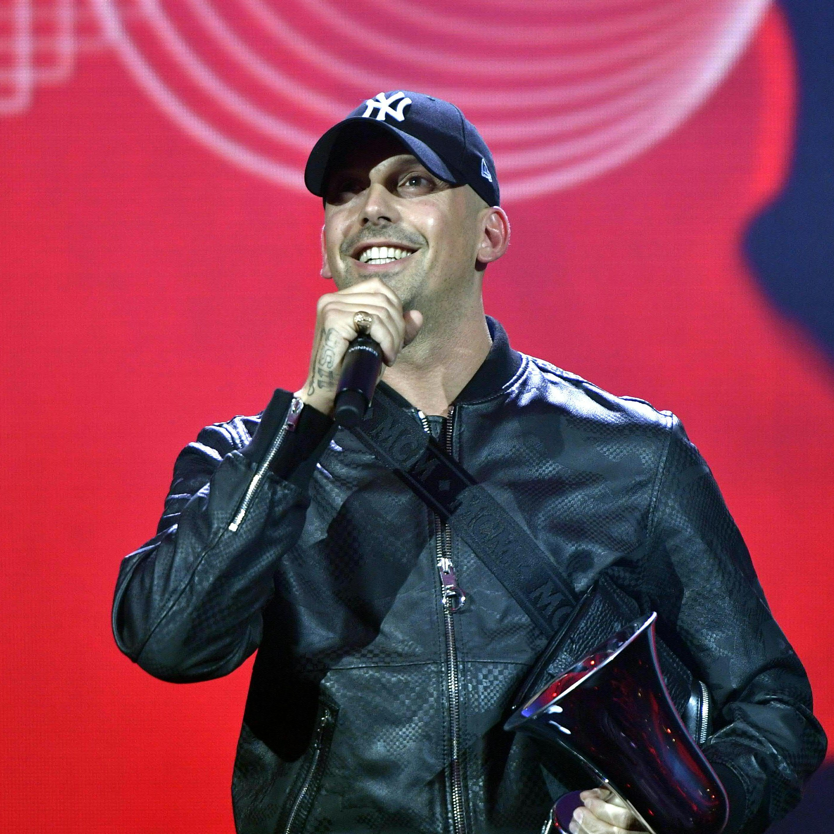 Rapper RAF Camora muss sich wegen einer Schlägerei vor dem Wiener Landesgericht verantworten.