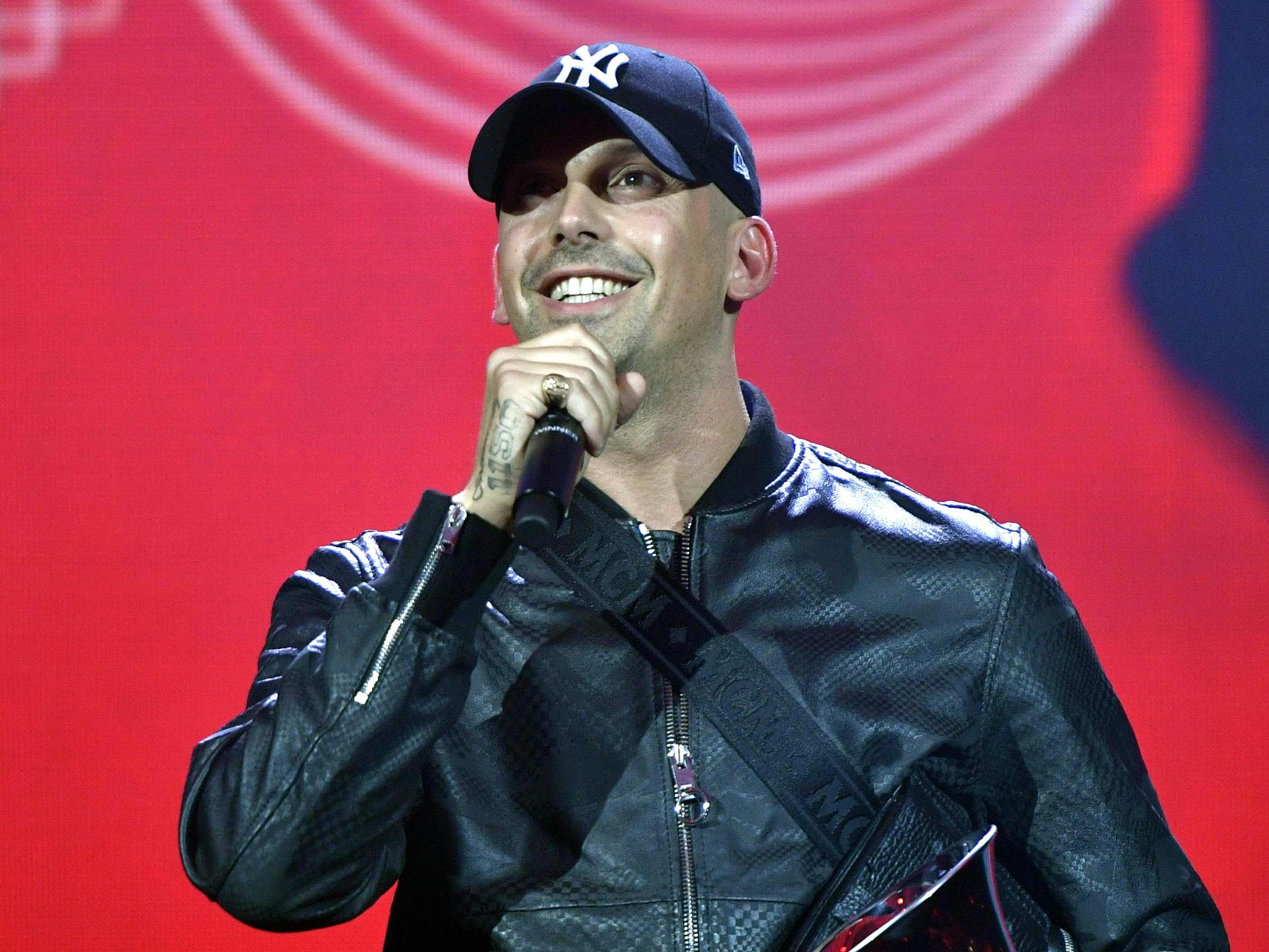 Rapper RAF Camora muss sich wegen einer Schlägerei vor dem Wiener Landesgericht verantworten. Rapper RAF Camora muss sich wegen einer Schlägerei vor dem Wiener Landesgericht verantworten.