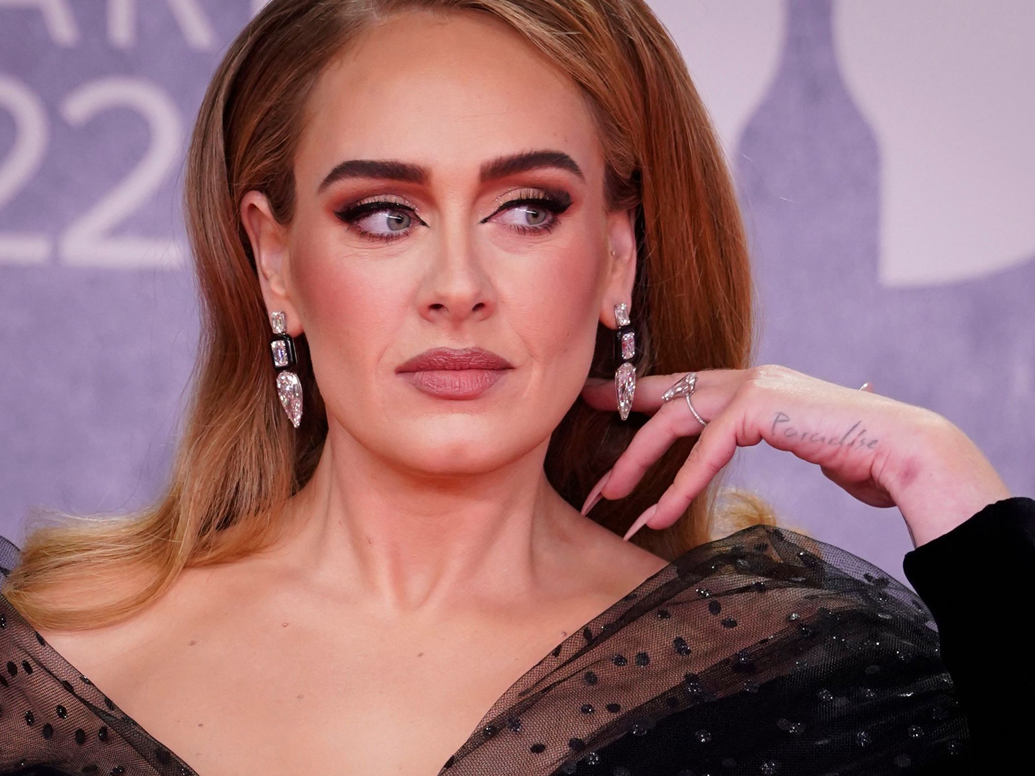 Sängerin Adele erzählte ihren Fans, dass sie während der Zeit ihrer Scheidung fünf Therapiesitzungen am Tag hatte. Sängerin Adele erzählte ihren Fans, dass sie während der Zeit ihrer Scheidung fünf Therapiesitzungen am Tag hatte.