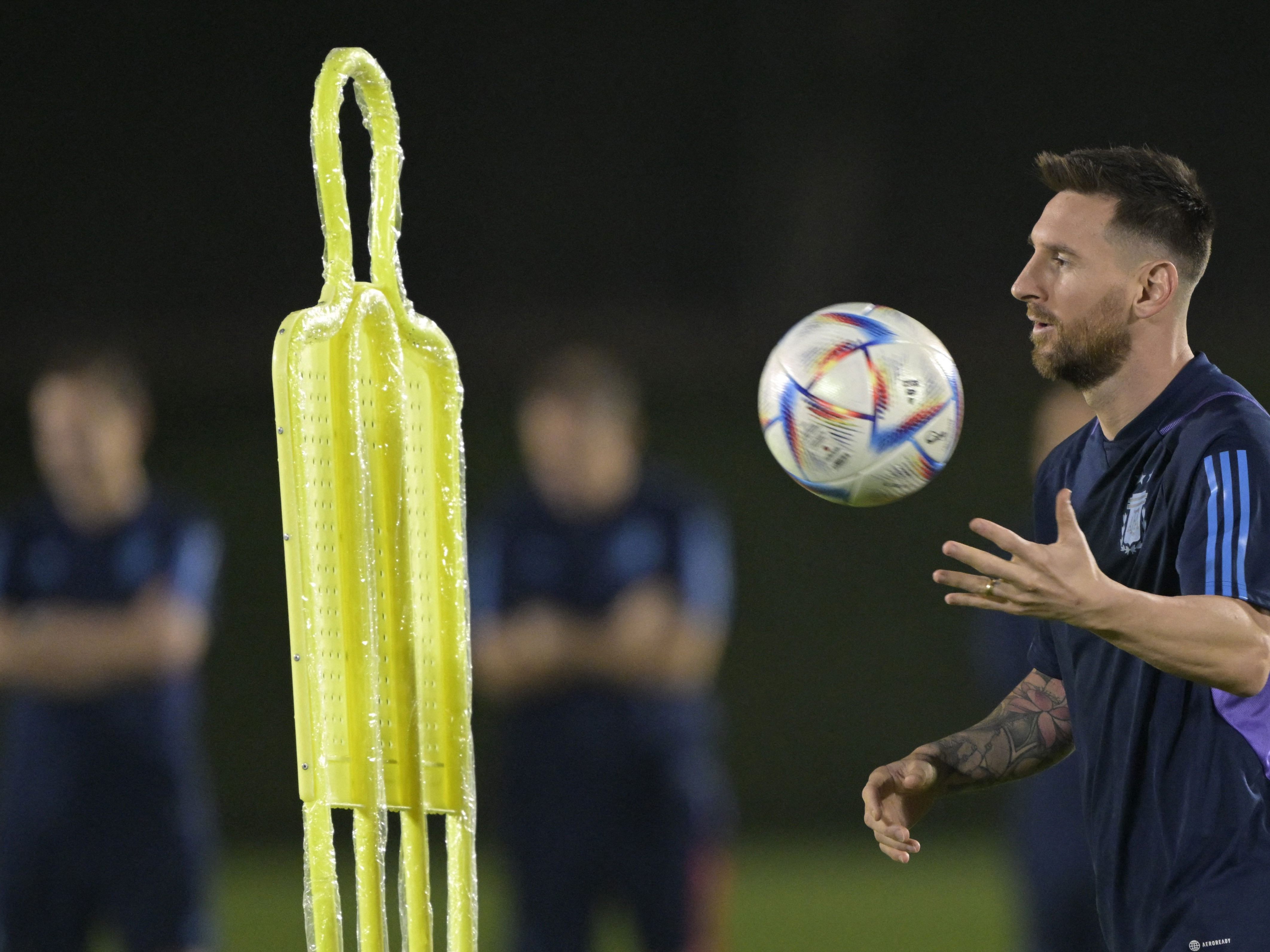 Messi ist knapp an der 1.000er-Marke dran. Argentinien bekommt es im Achtelfinale der Fußball-WM am Samstag mit Australien zu tun.