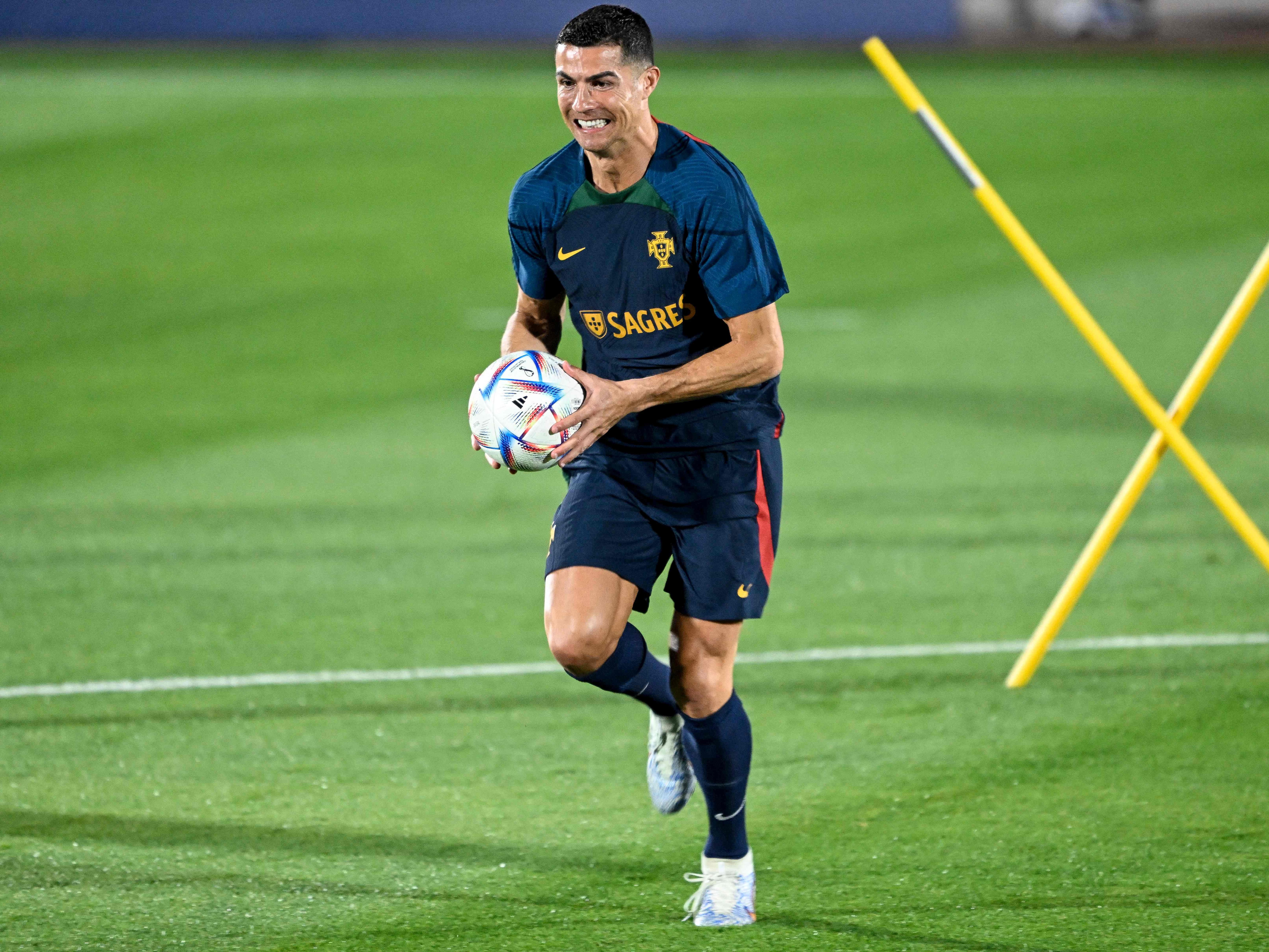 Bericht: Ronaldo-Wechsel zu Al-Nassr. Bericht: Ronaldo-Wechsel zu Al-Nassr.