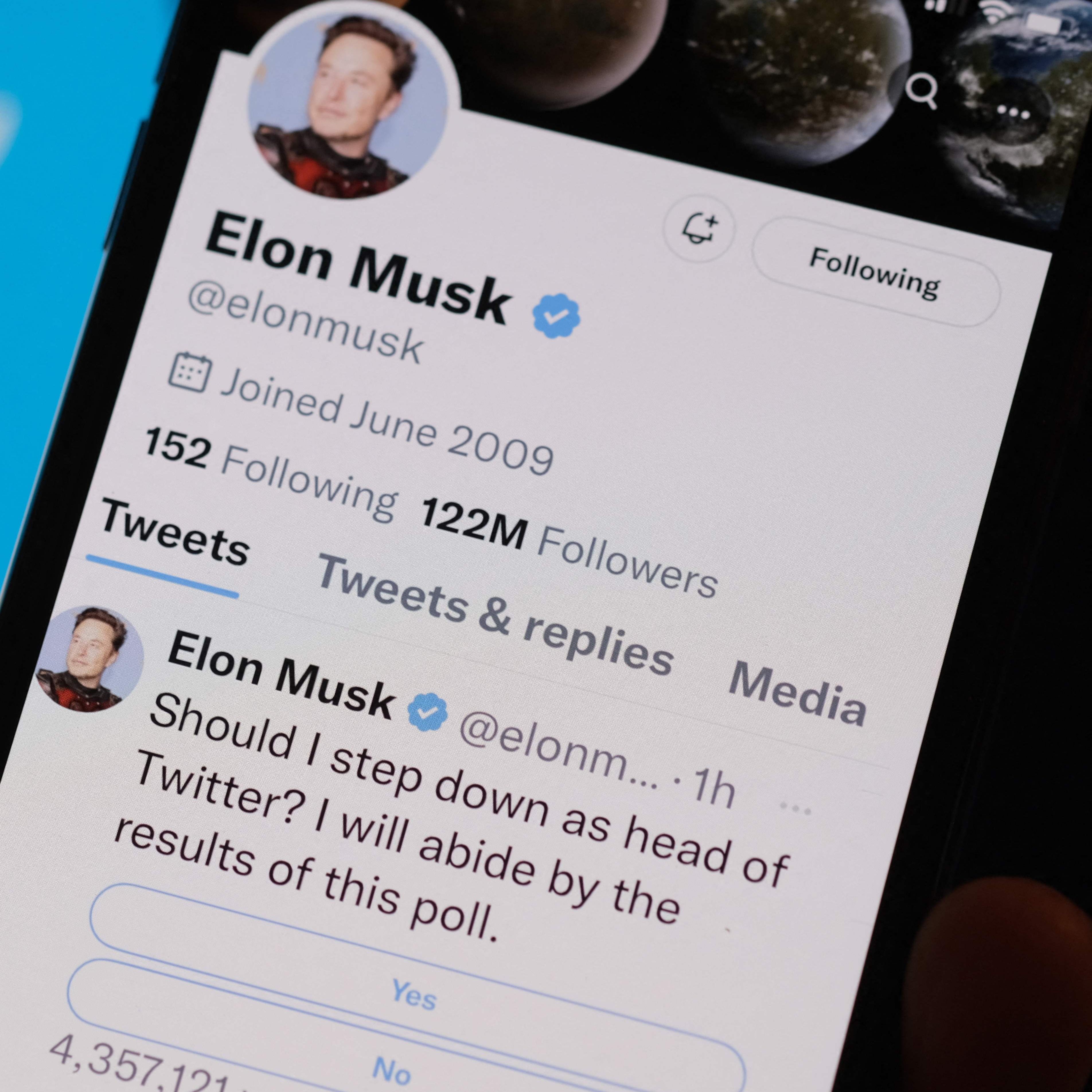 Elon Musk hat die Twitter-User über seinen Rücktritt abstimmen lassen.