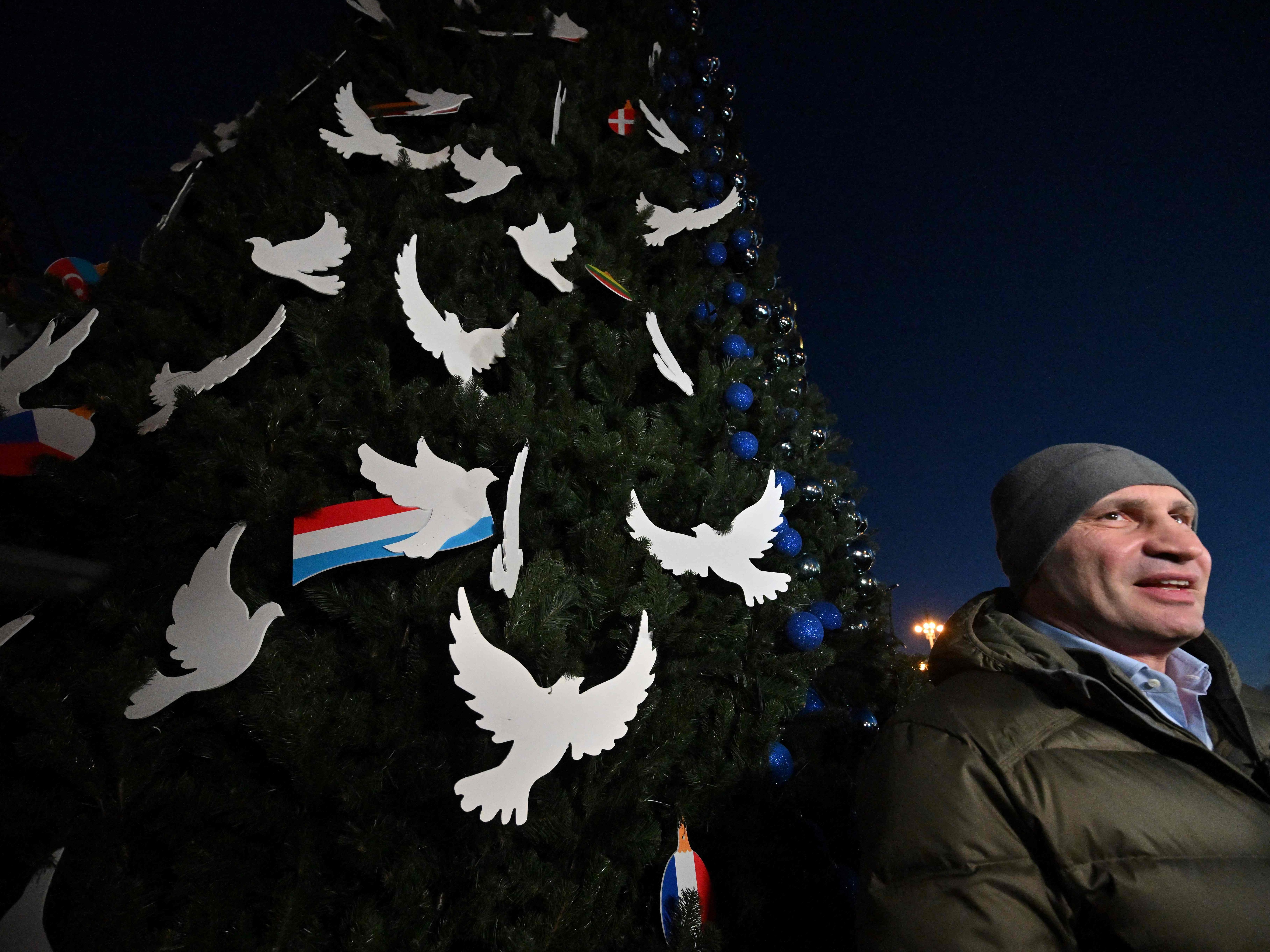 Kiews Bürgermeister Klitschko präsentiert den "Weihnachtsbaum der Unbesiegbarkeit". Kiews Bürgermeister Klitschko präsentiert den "Weihnachtsbaum der Unbesiegbarkeit".