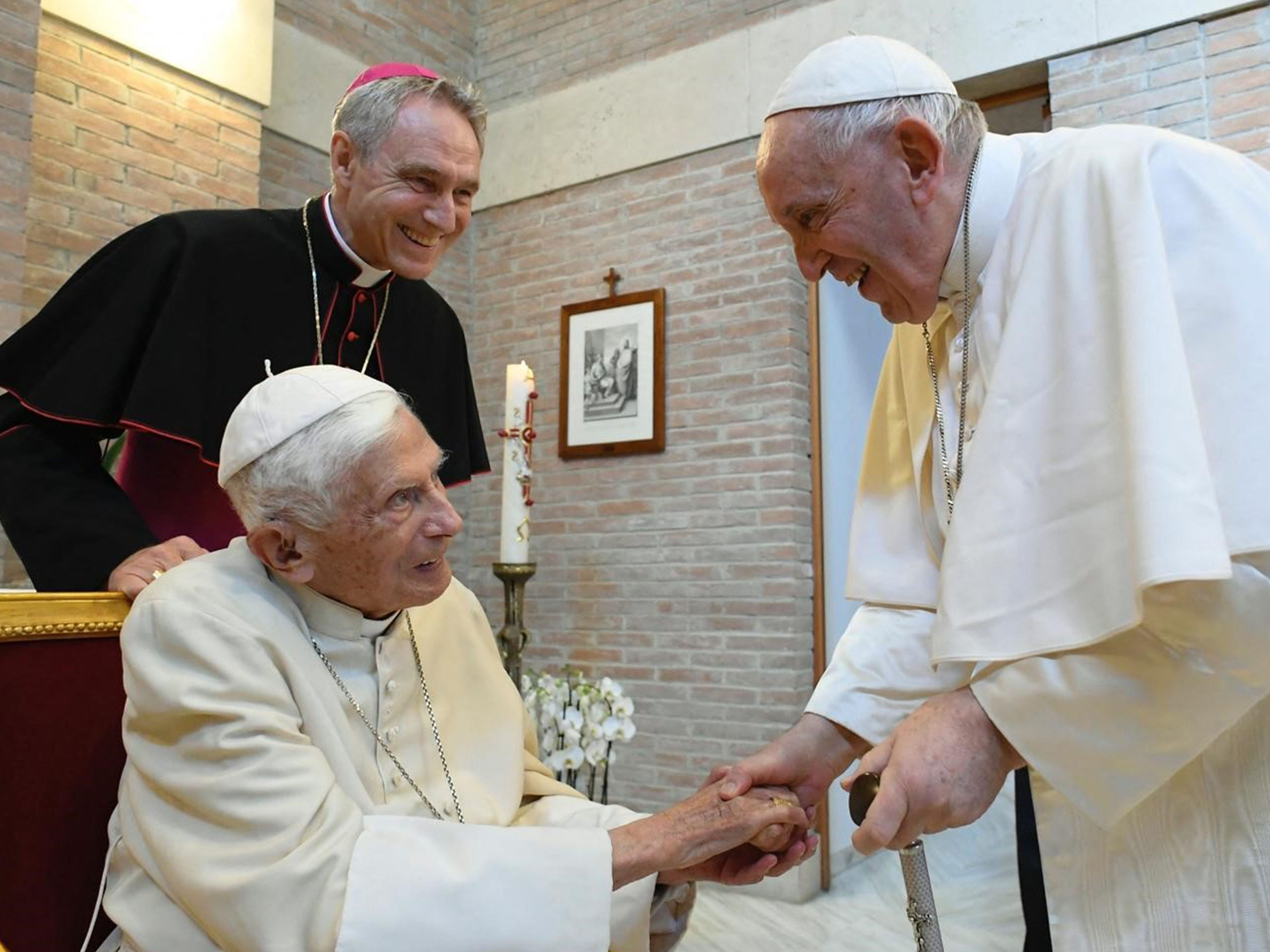 Papst Franziskus gibt ein besorgniserregendes Update zum Gesundheitszustand seines deutschen Vorgängers. Papst Franziskus gibt ein besorgniserregendes Update zum Gesundheitszustand seines deutschen Vorgängers.