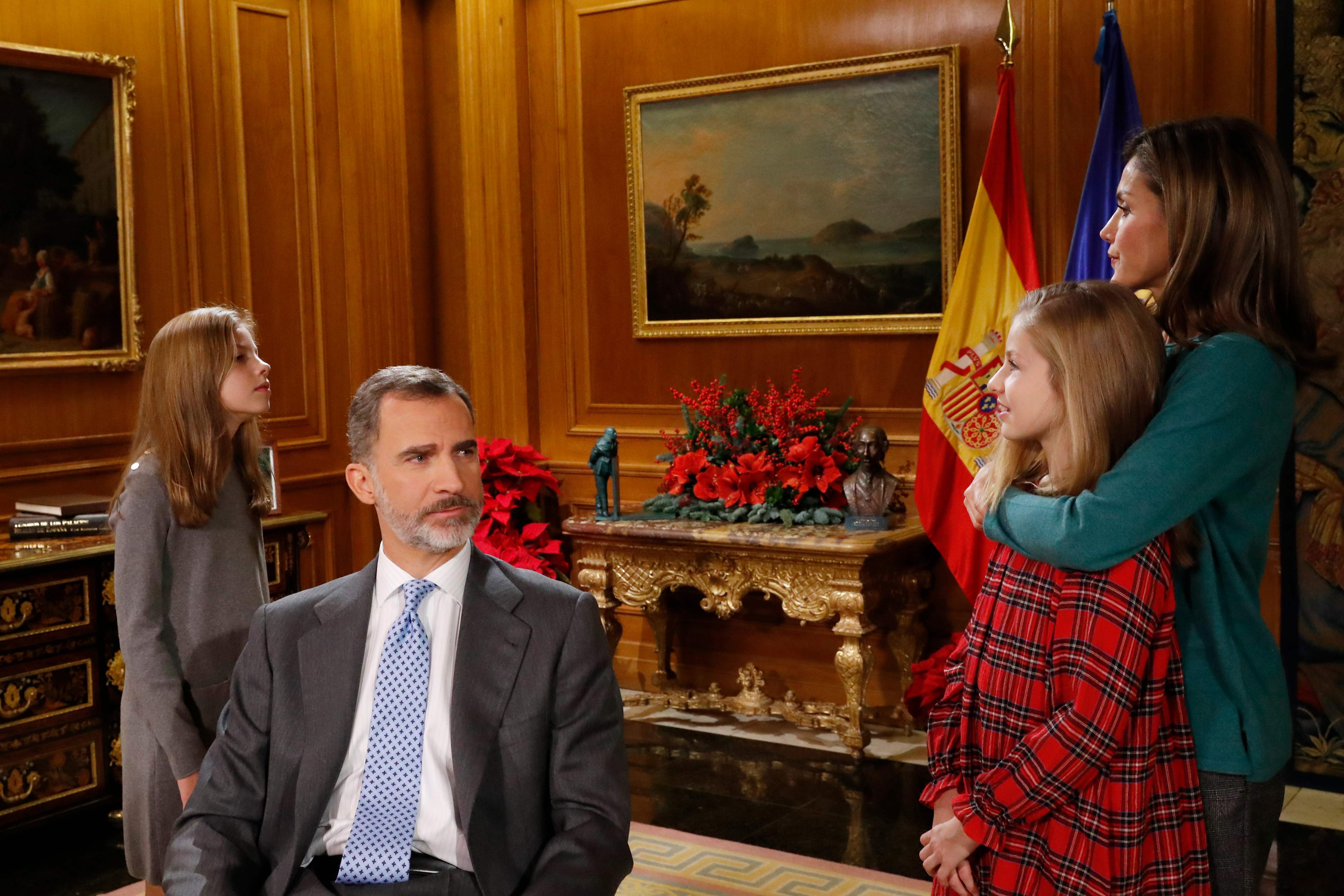 Der spanische König Felipe VI. kurz vor der Aufnahme seiner alljährlichen Weihnachtsbotschaft umgeben von seiner Familie. 