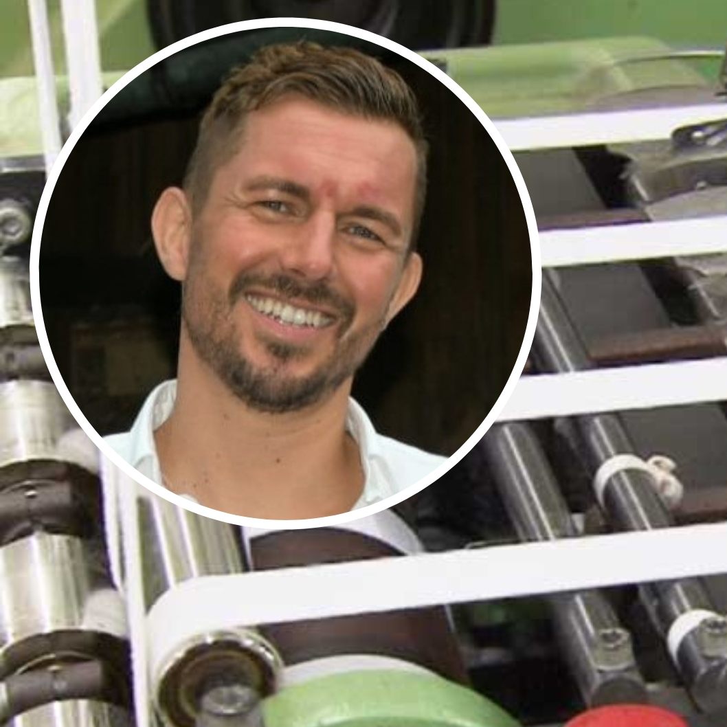 Bei Alge Innotex werden Bänder für die verschiedensten Anwendungen produziert. GEschäftsführer Daniel Hiller zieht die Notbremse.