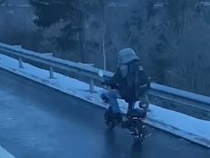 A14: Mit dem E-Scooter auf der Autobahn unterwegs.