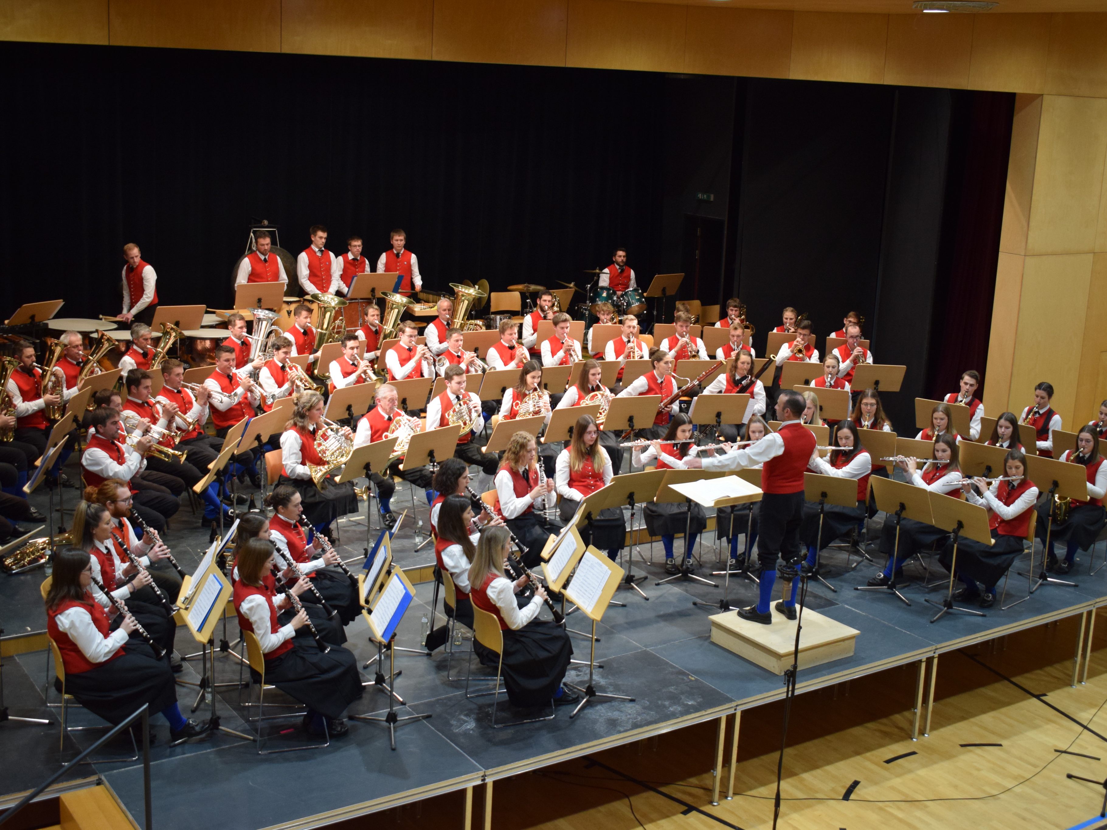 72 Lingenauer Musikanten und Musikantinnen boten einen interessanten Konzertabend. 72 Lingenauer Musikanten und Musikantinnen boten einen interessanten Konzertabend.